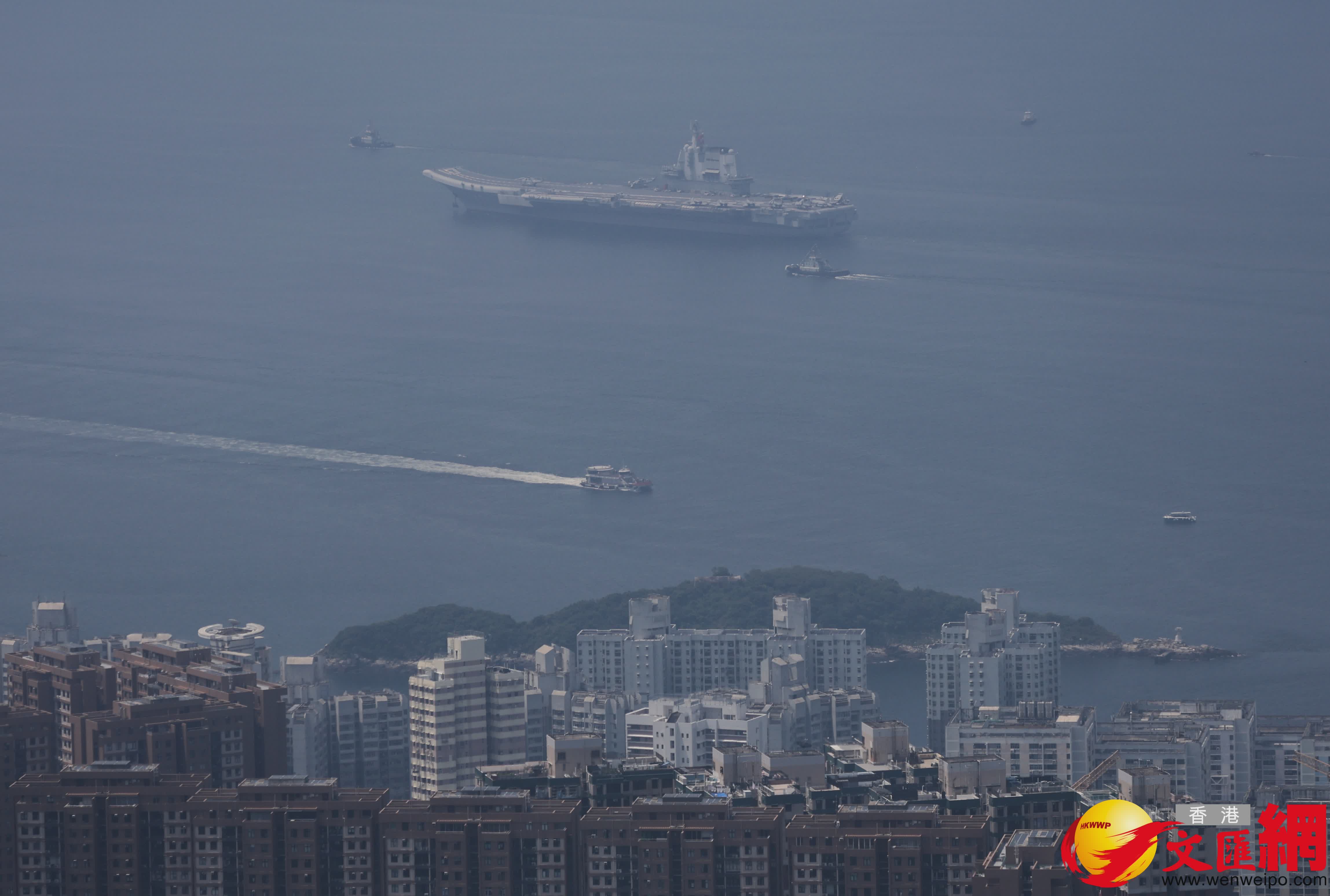 中國人民解放軍海軍山東艦航母編隊今日結束為期5天的訪港行程,離開本港。 (香港文匯報記者曾興偉 攝) 中國人民解放軍海軍山東艦航母編隊今日結束為期5天的訪港行程,離開本港。 (香港文匯報記者曾興偉 攝)