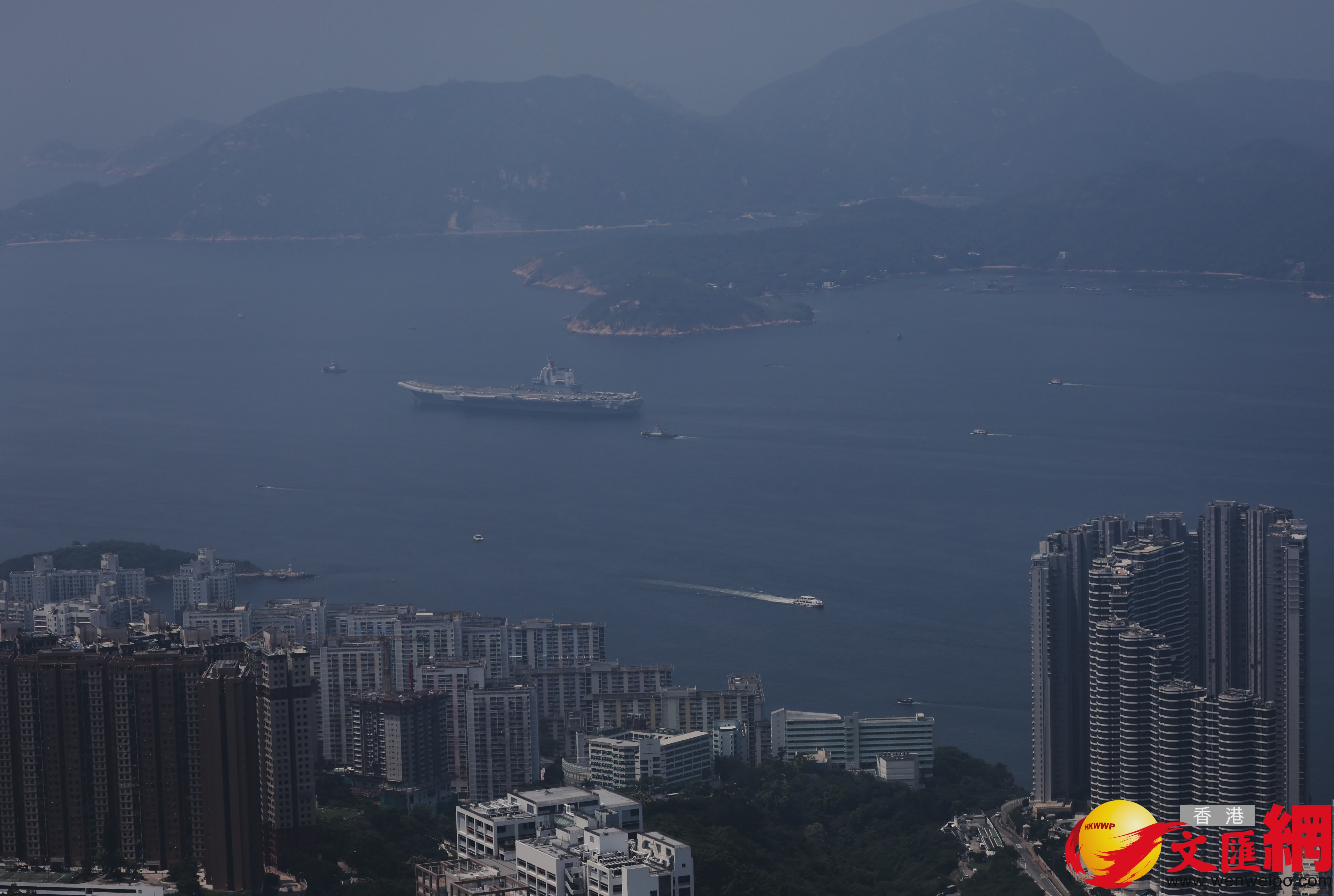 中國人民解放軍海軍山東艦航母編隊今日結束為期5天的訪港行程,離開本港。 (香港文匯報記者曾興偉 攝) 中國人民解放軍海軍山東艦航母編隊今日結束為期5天的訪港行程,離開本港。 (香港文匯報記者曾興偉 攝)