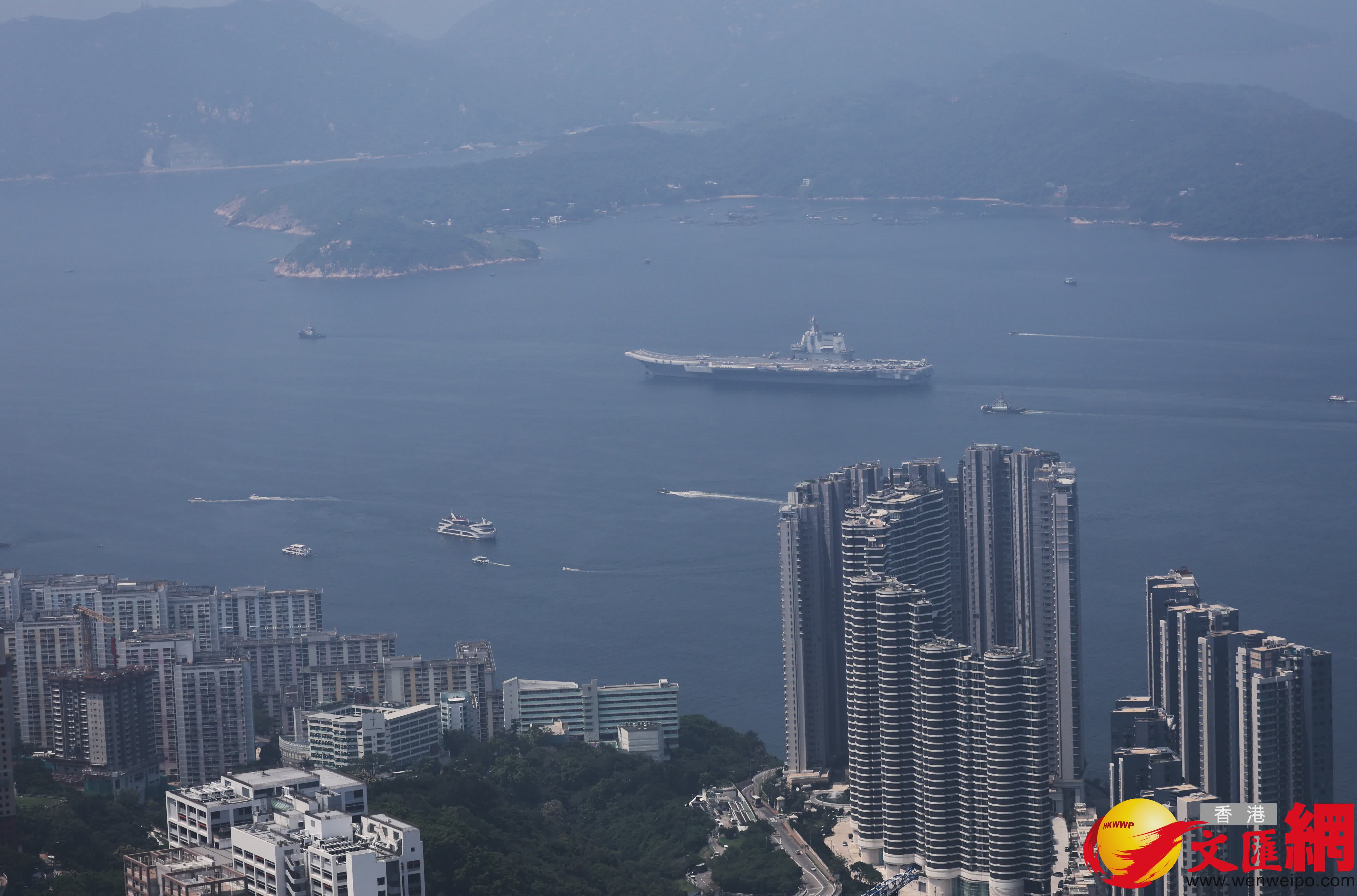 中國人民解放軍海軍山東艦航母編隊今日結束為期5天的訪港行程,離開本港。 (香港文匯報記者曾興偉 攝) 中國人民解放軍海軍山東艦航母編隊今日結束為期5天的訪港行程,離開本港。 (香港文匯報記者曾興偉 攝)