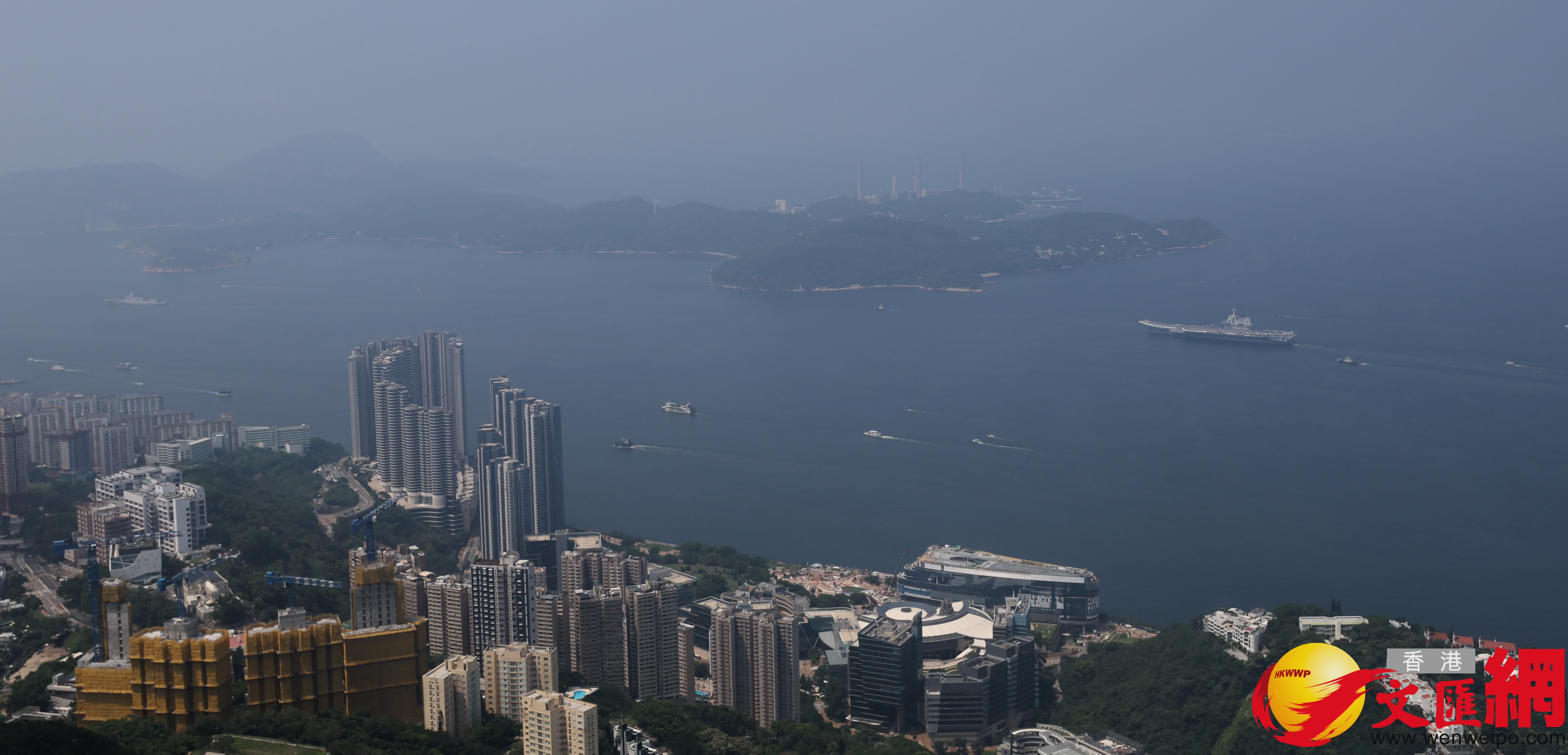 中國人民解放軍海軍山東艦航母編隊今日結束為期5天的訪港行程,離開本港。 (香港文匯報記者曾興偉 攝) 中國人民解放軍海軍山東艦航母編隊今日結束為期5天的訪港行程,離開本港。 (香港文匯報記者曾興偉 攝)