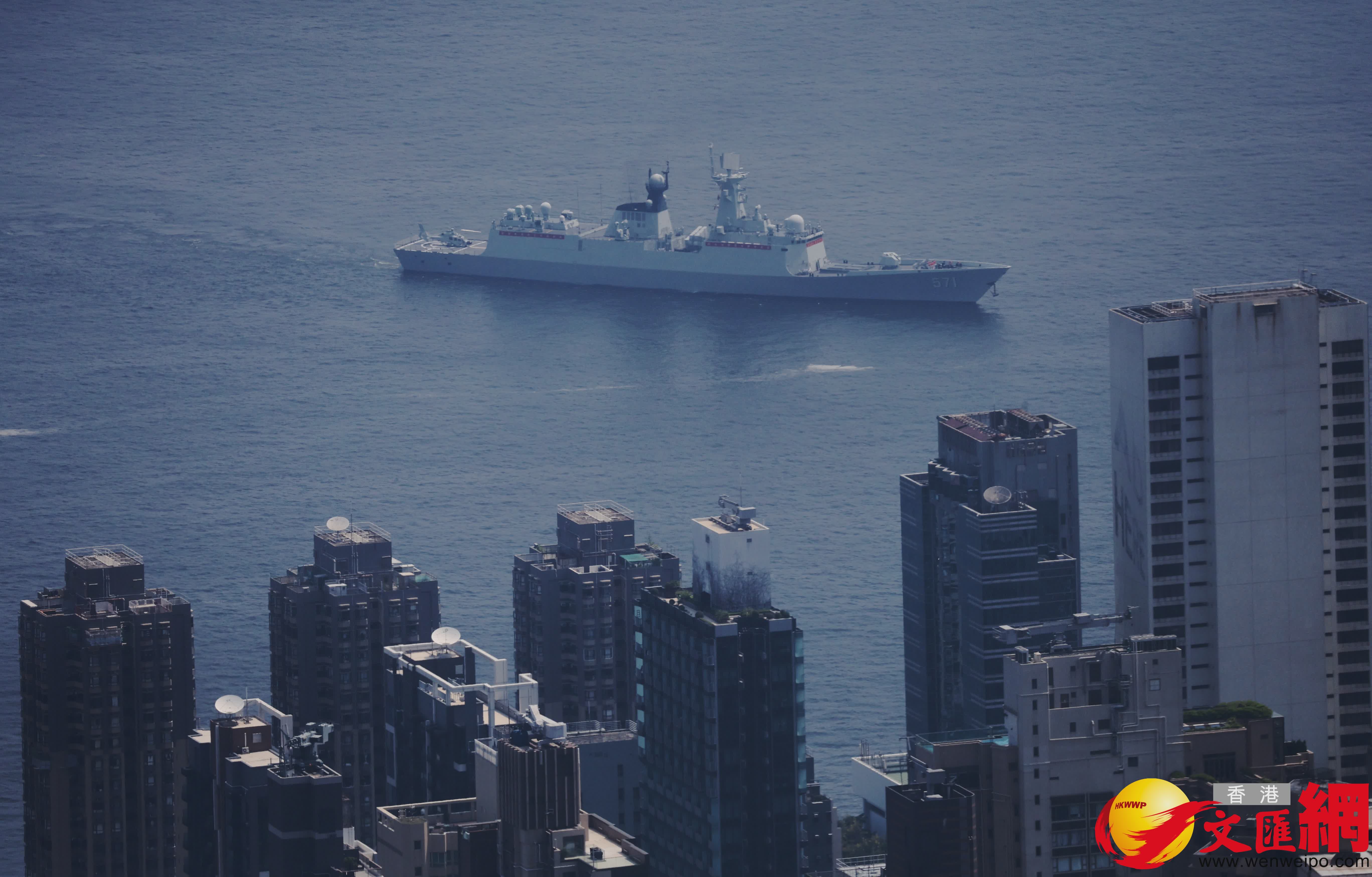 中國人民解放軍海軍山東艦航母編隊今日結束為期5天的訪港行程,離開本港。 (香港文匯報記者曾興偉 攝) 中國人民解放軍海軍山東艦航母編隊今日結束為期5天的訪港行程,離開本港。 (香港文匯報記者曾興偉 攝)