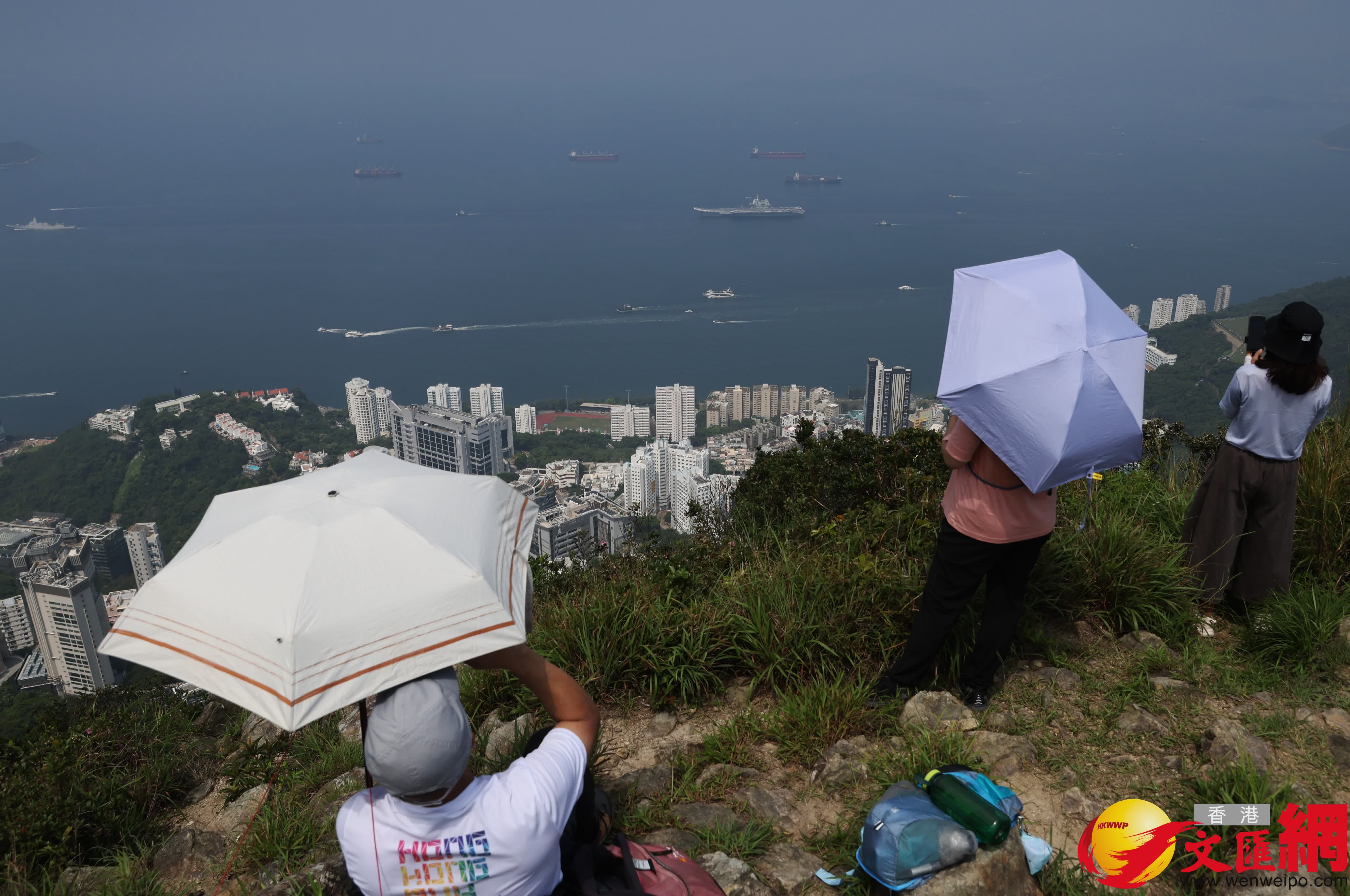 不少市民更專程到西高山目送山東艦離港一刻。 (香港文匯報記者曾興偉 攝) 不少市民更專程到西高山目送山東艦離港一刻。 (香港文匯報記者曾興偉 攝)