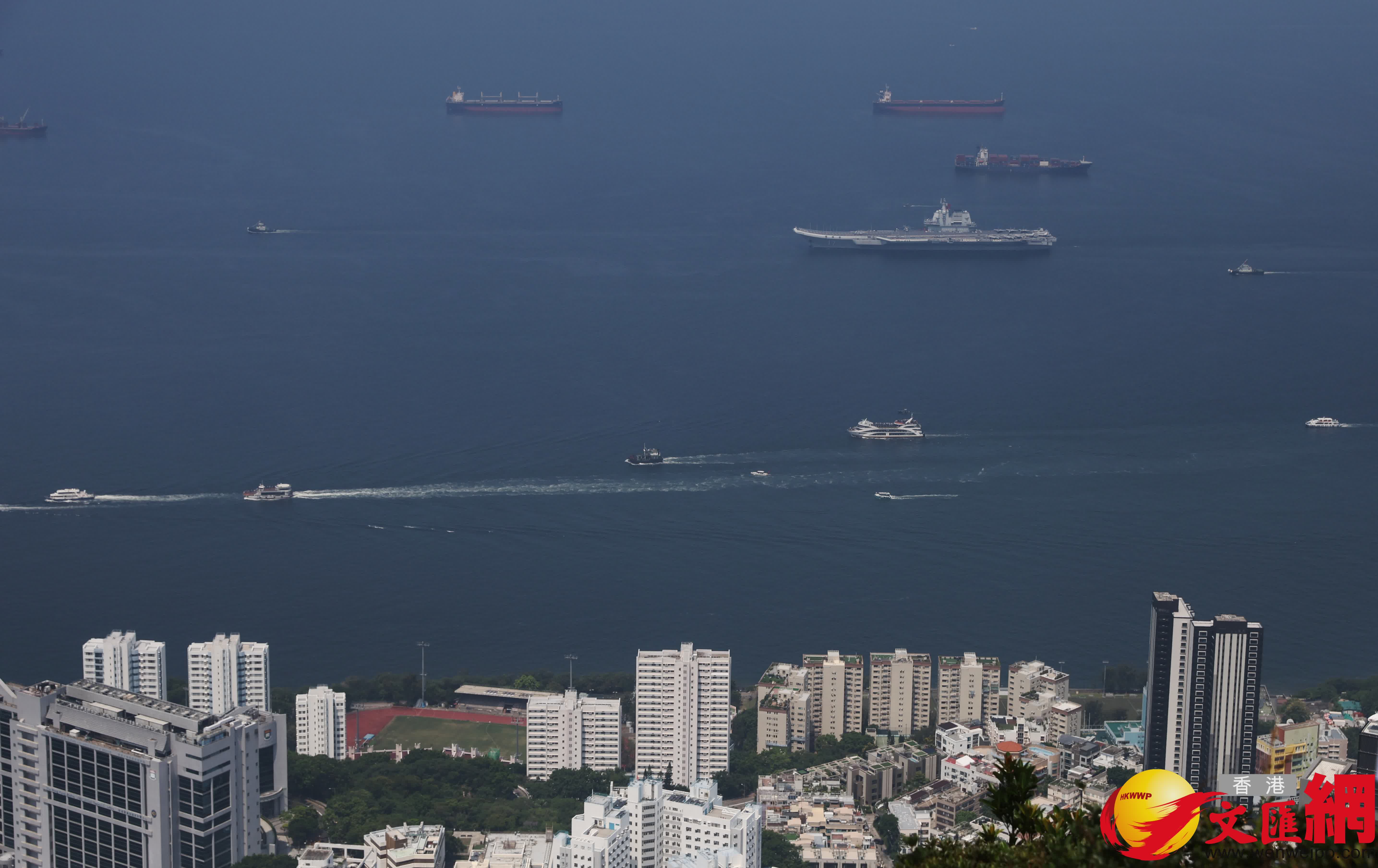 中國人民解放軍海軍山東艦航母編隊今日結束為期5天的訪港行程,離開本港。 (香港文匯報記者曾興偉 攝) 中國人民解放軍海軍山東艦航母編隊今日結束為期5天的訪港行程,離開本港。 (香港文匯報記者曾興偉 攝)