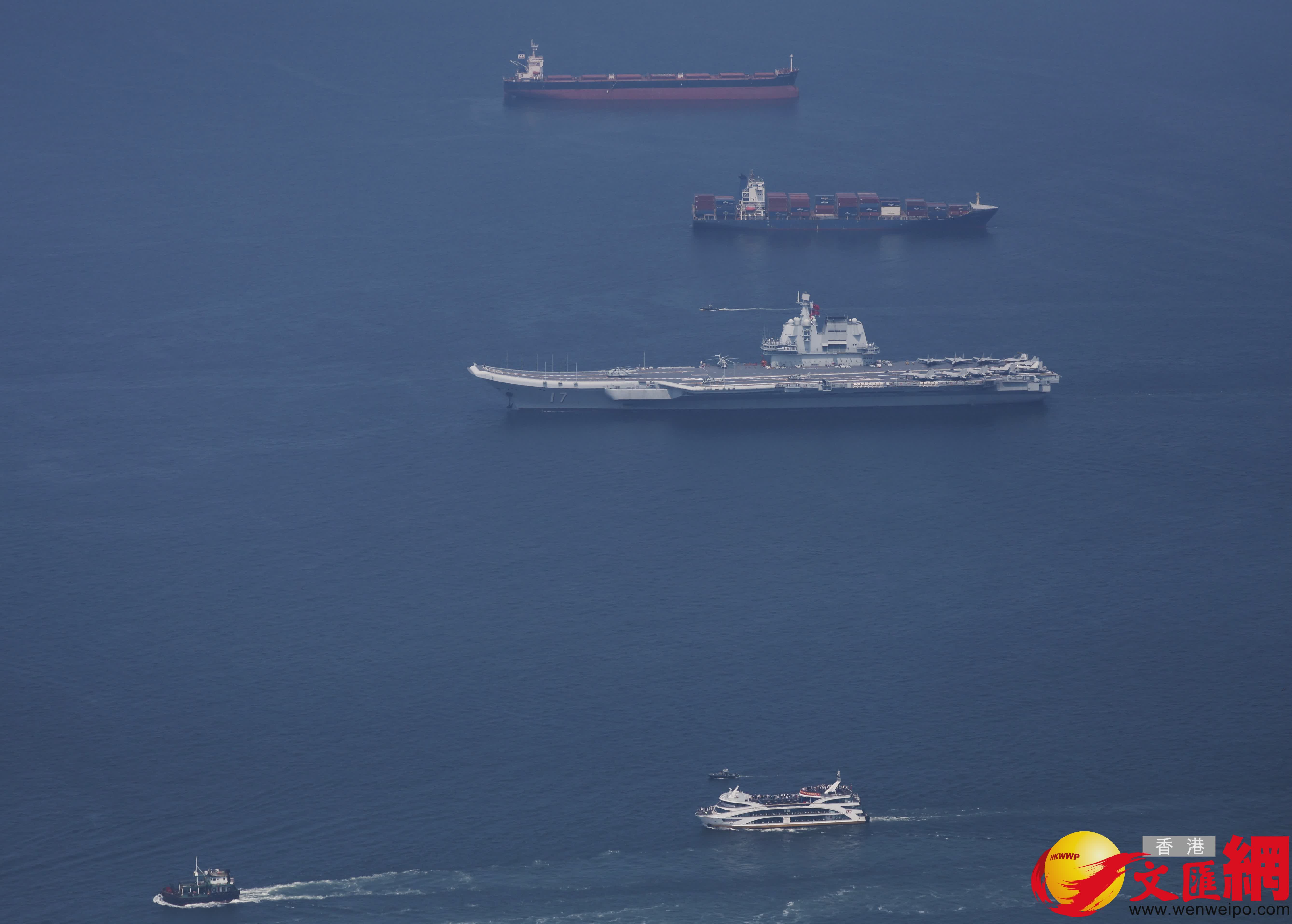 中國人民解放軍海軍山東艦航母編隊今日結束為期5天的訪港行程,離開本港。 (香港文匯報記者曾興偉 攝) 中國人民解放軍海軍山東艦航母編隊今日結束為期5天的訪港行程,離開本港。 (香港文匯報記者曾興偉 攝)