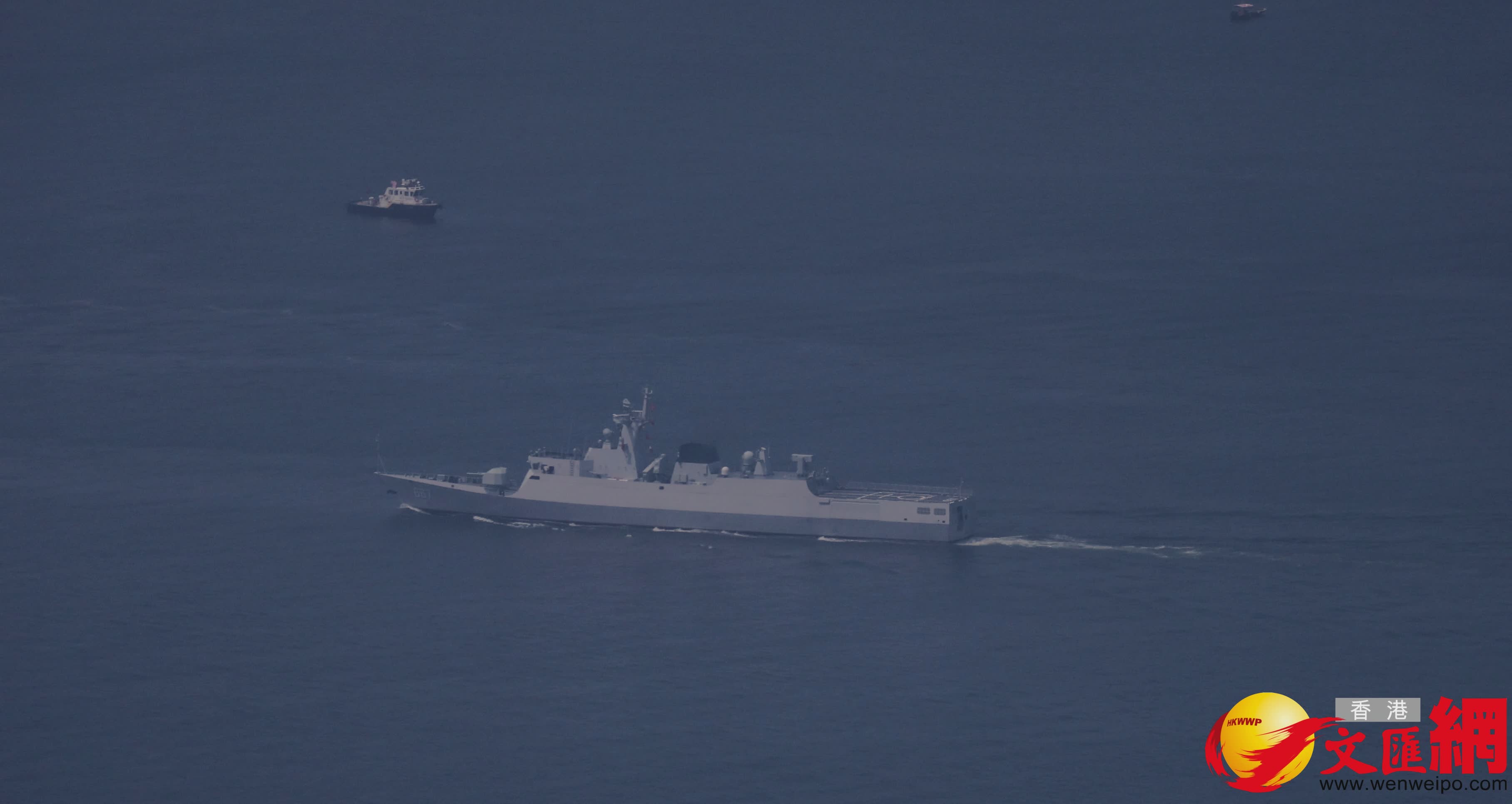 中國人民解放軍海軍山東艦航母編隊今日結束為期5天的訪港行程,離開本港。 (香港文匯報記者曾興偉 攝) 中國人民解放軍海軍山東艦航母編隊今日結束為期5天的訪港行程,離開本港。 (香港文匯報記者曾興偉 攝)