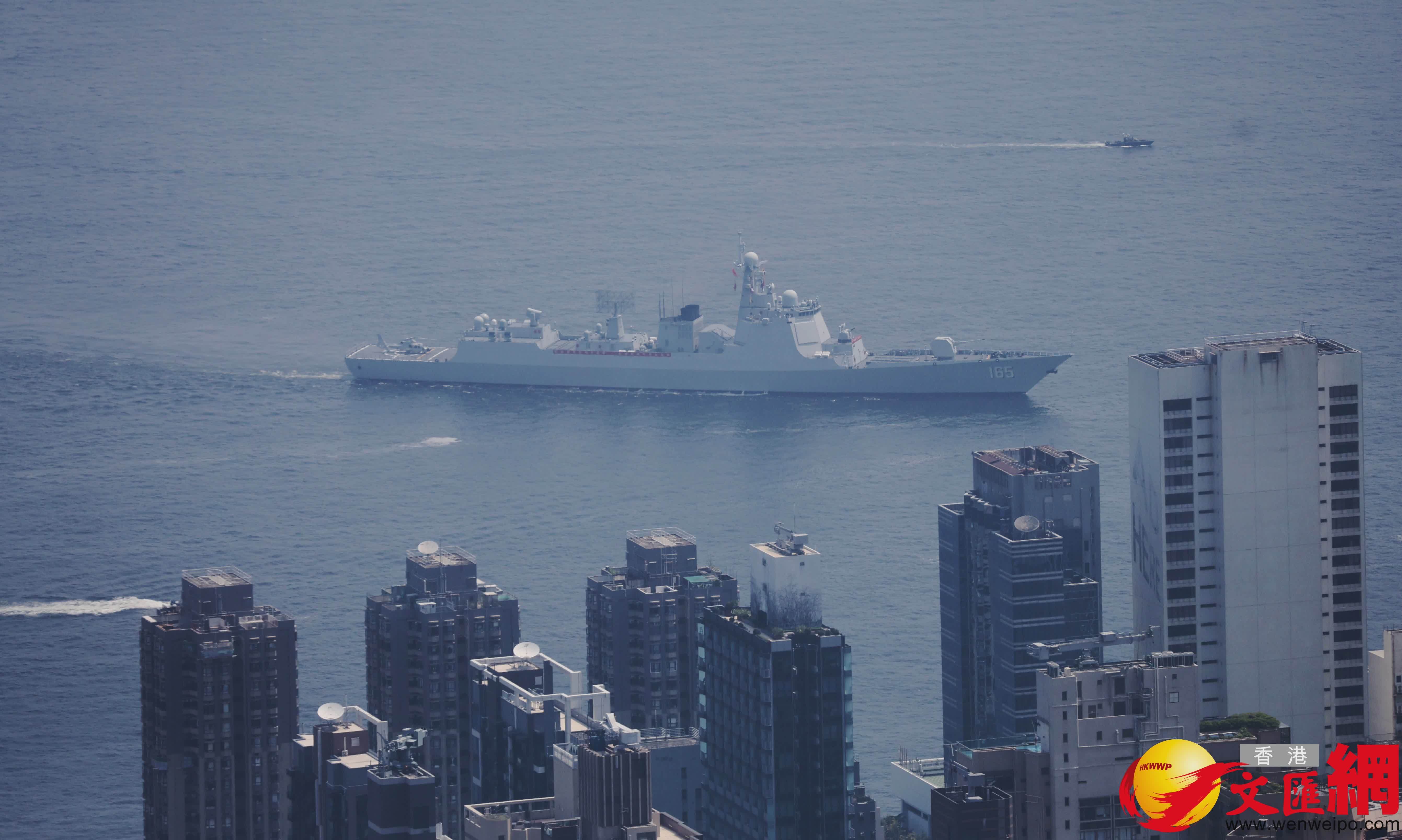 中國人民解放軍海軍山東艦航母編隊今日結束為期5天的訪港行程,離開本港。 (香港文匯報記者曾興偉 攝) 中國人民解放軍海軍山東艦航母編隊今日結束為期5天的訪港行程,離開本港。 (香港文匯報記者曾興偉 攝)