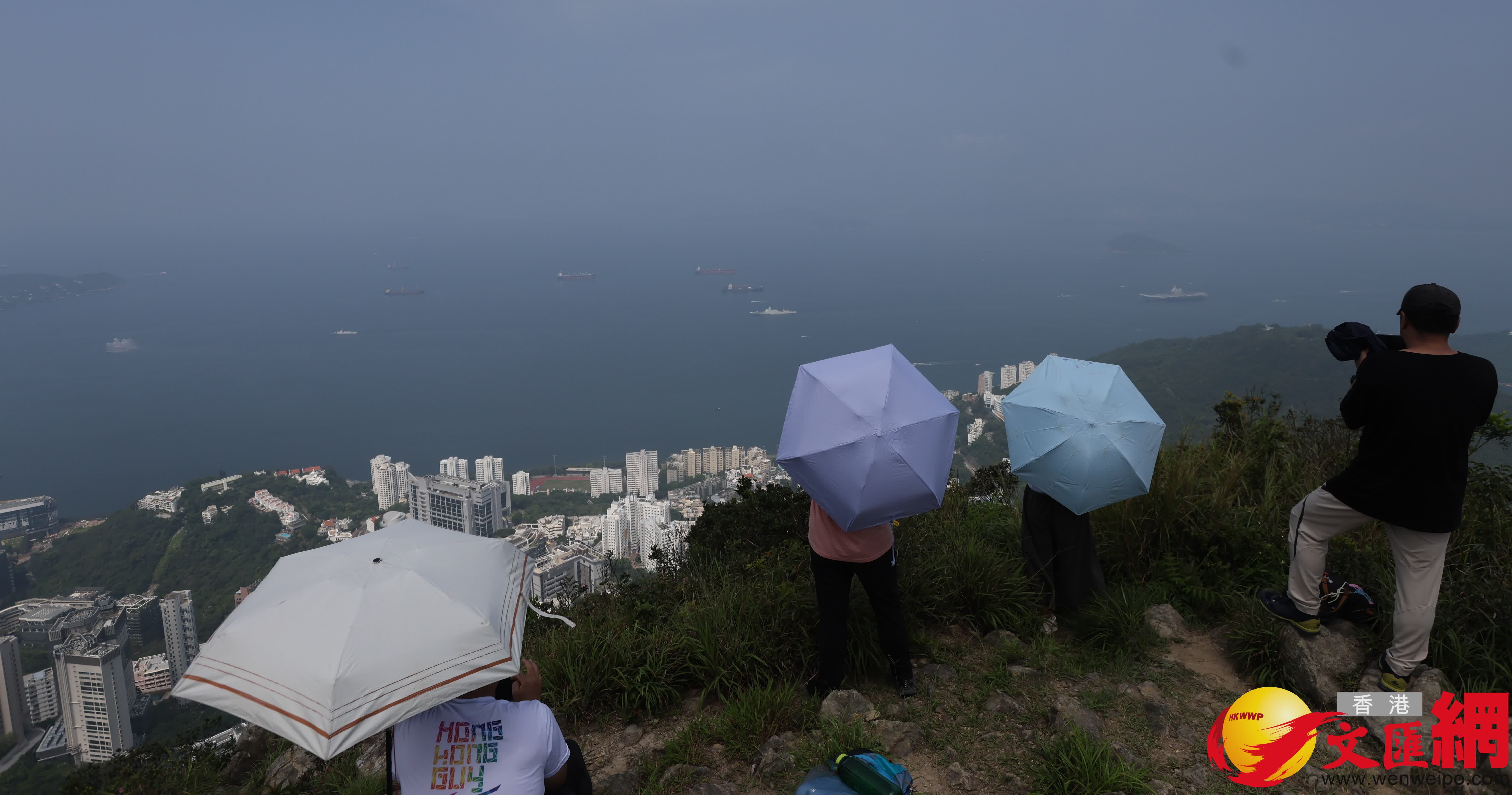 不少市民更專程到西高山目送山東艦離港一刻。 (香港文匯報記者曾興偉 攝) 不少市民更專程到西高山目送山東艦離港一刻。 (香港文匯報記者曾興偉 攝)