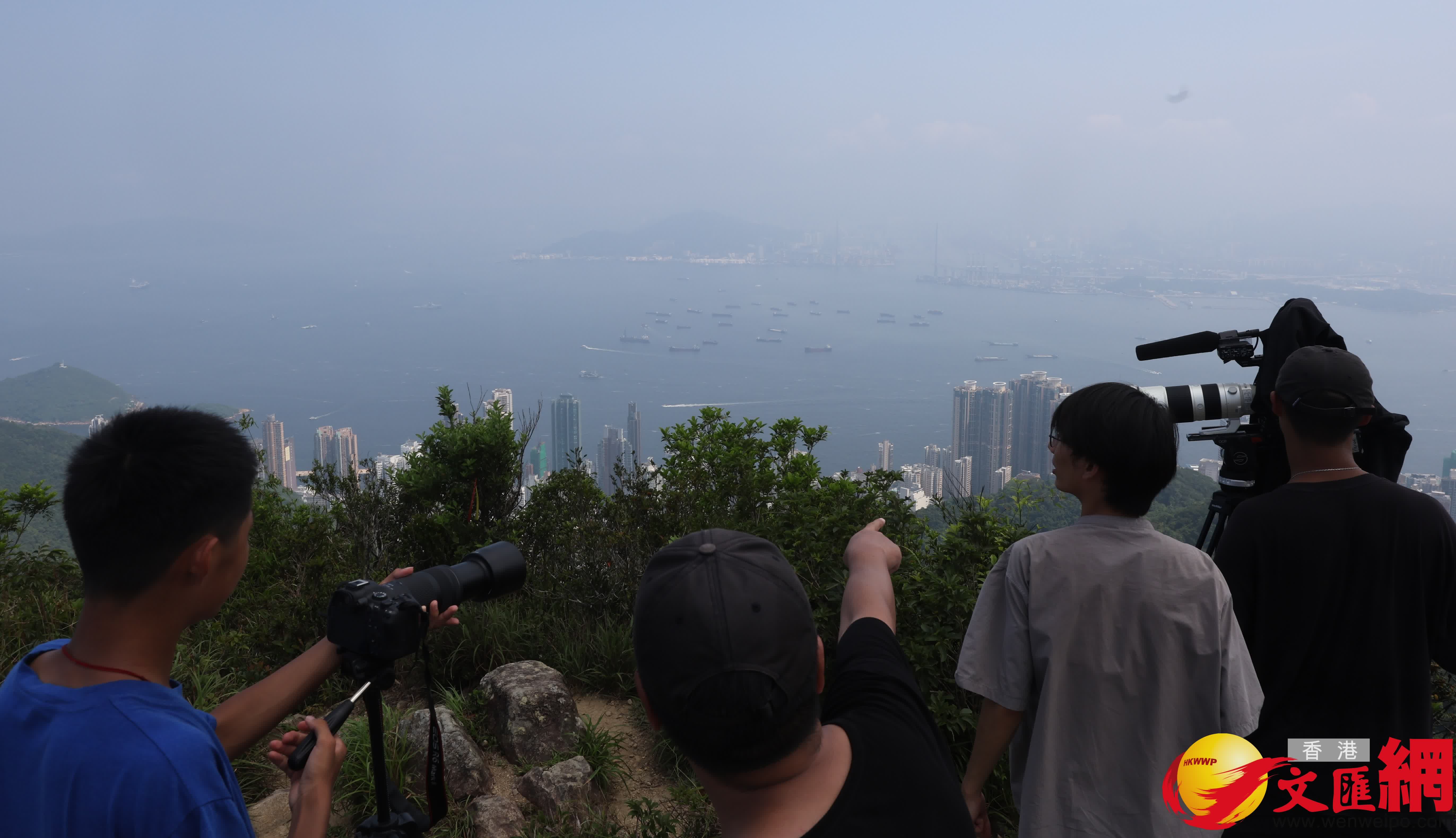 不少市民更專程到西高山目送山東艦離港一刻。 (香港文匯報記者曾興偉 攝) 不少市民更專程到西高山目送山東艦離港一刻。 (香港文匯報記者曾興偉 攝)