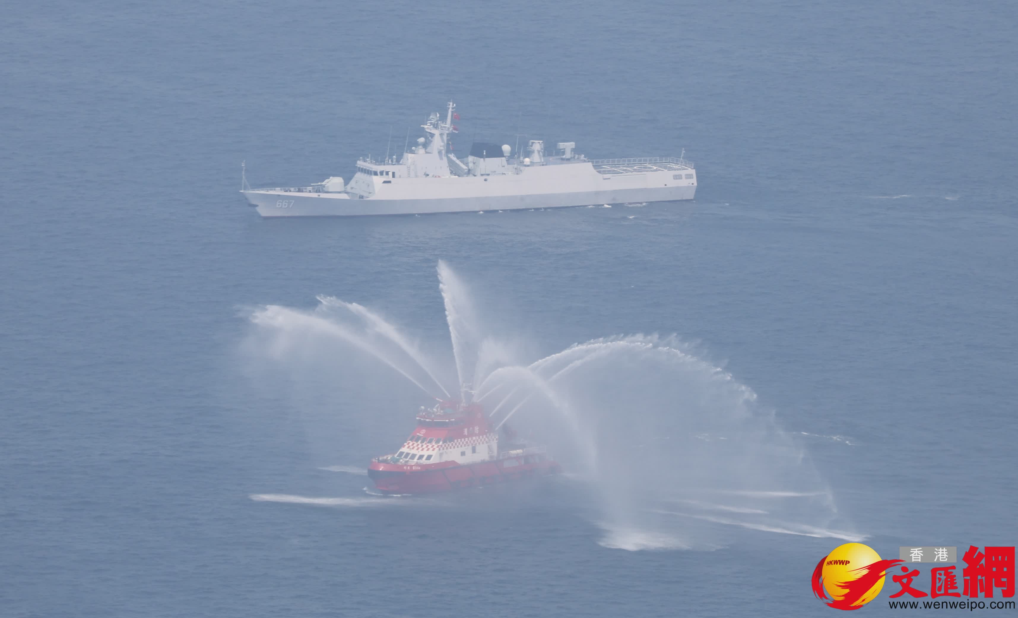 中國人民解放軍海軍山東艦航母編隊今日結束為期5天的訪港行程,離開本港。 (香港文匯報記者曾興偉 攝) 中國人民解放軍海軍山東艦航母編隊今日結束為期5天的訪港行程,離開本港。 (香港文匯報記者曾興偉 攝)