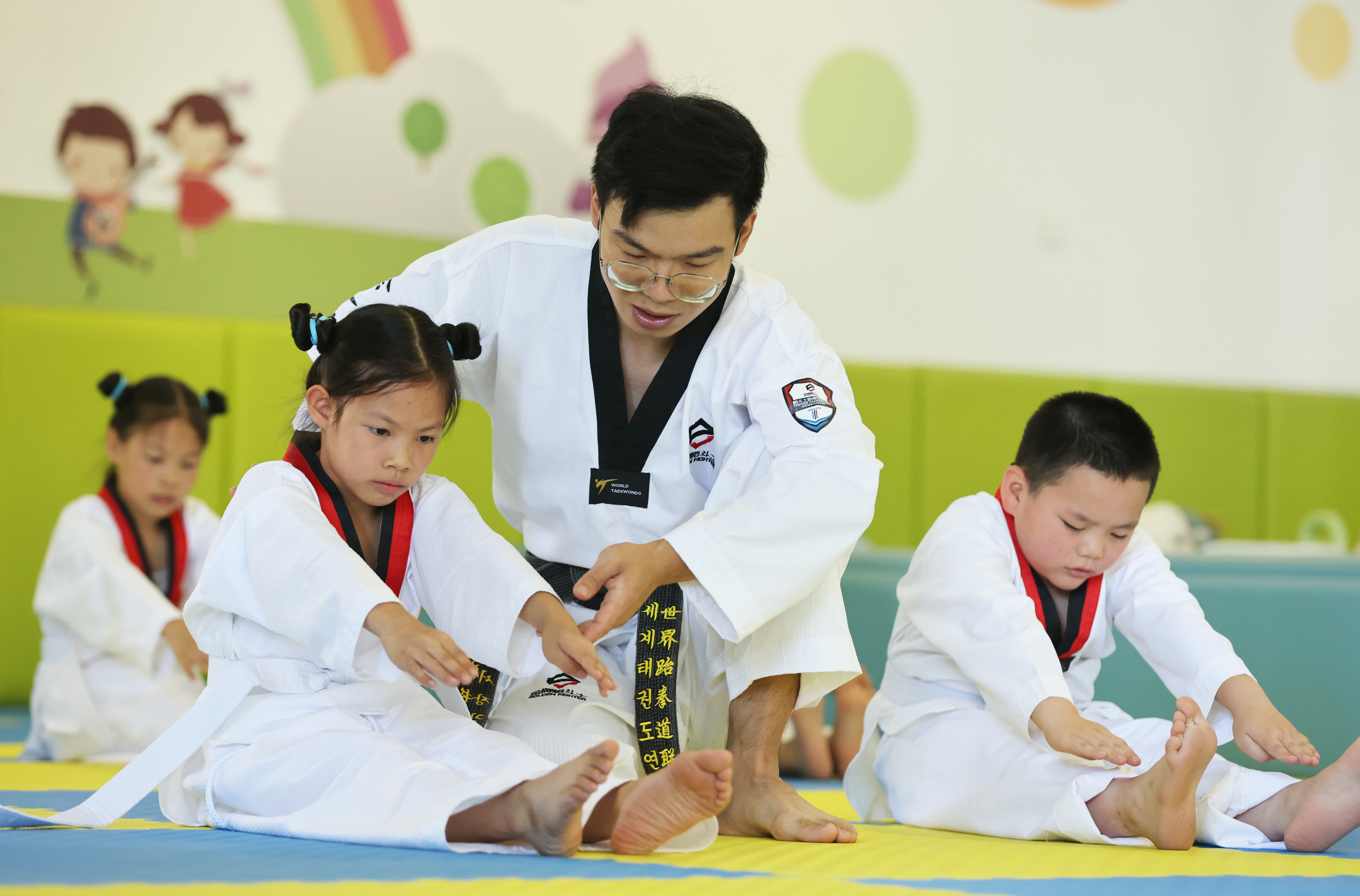 7月7日,在浙江省湖州市德清縣乾元鎮直街社區青少年宮,孩子在老師指導下學習跆拳道。(新華社) 7月7日,在浙江省湖州市德清縣乾元鎮直街社區青少年宮,孩子在老師指導下學習跆拳道。(新華社)