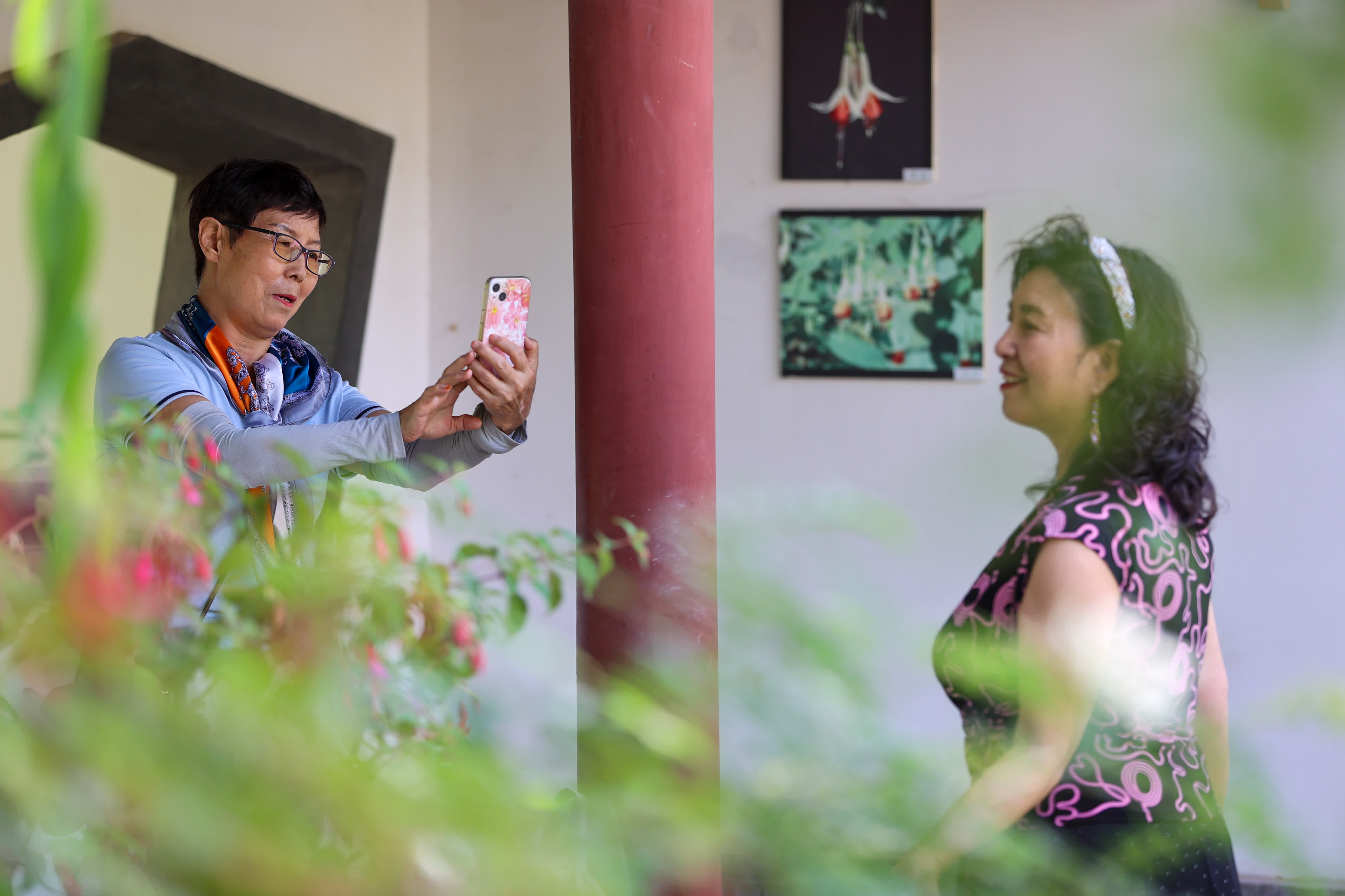 7月8日,遊人在西寧植物園內遊覽觀賞。憑藉其涼爽宜人的氣候和獨特的高原植物景觀,位於青藏高原的西寧植物園已成為民眾避暑納涼的理想之地。 中新社
7月8日,遊人在西寧植物園內遊覽觀賞。憑藉其涼爽宜人的氣候和獨特的高原植物景觀,位於青藏高原的西寧植物園已成為民眾避暑納涼的理想之地。 中新社