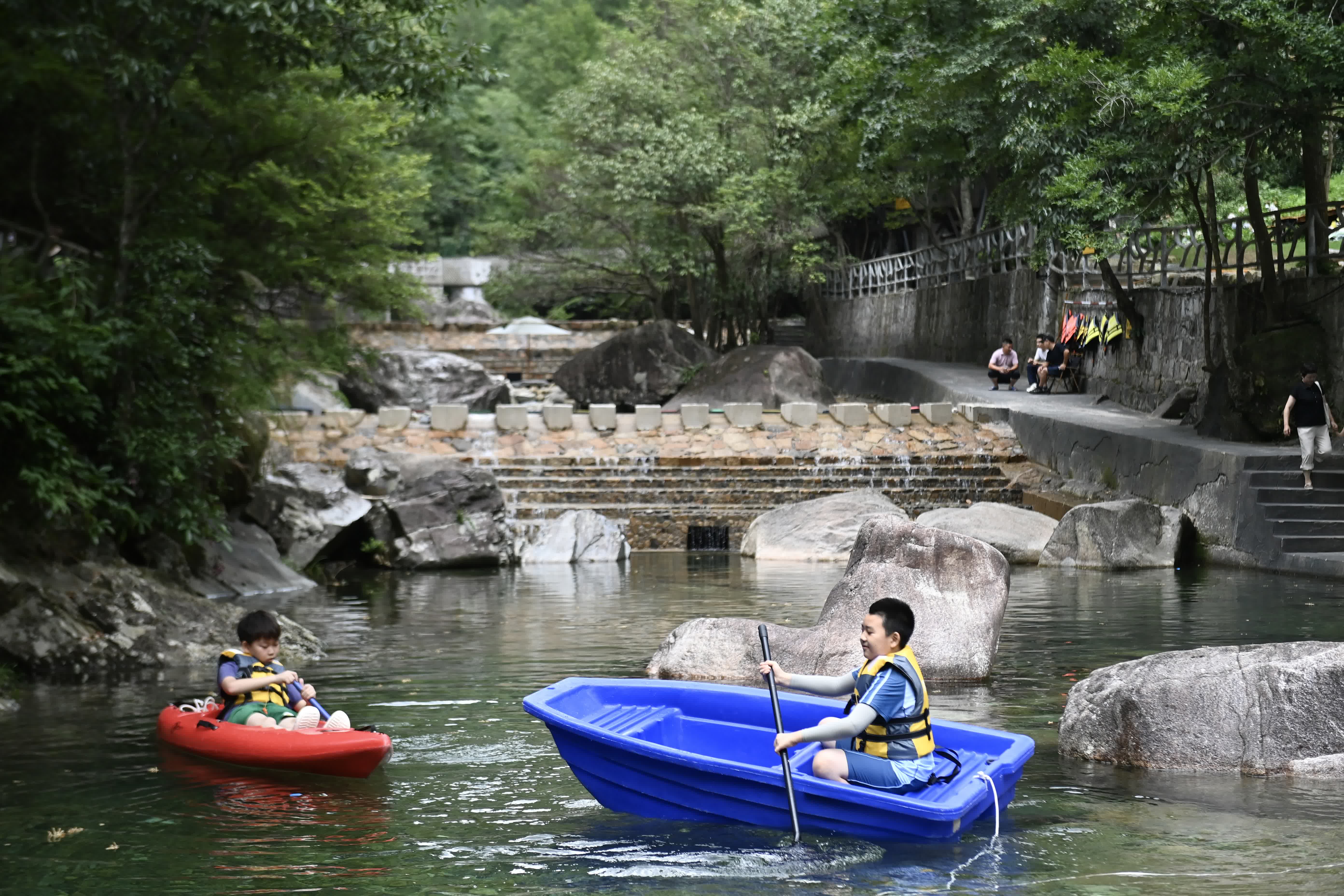 7月9日,在安徽省黃山市黃山區湯口鎮山岔村九龍瀑景區,孩子們體驗水上娛樂項目。中新社 7月9日,在安徽省黃山市黃山區湯口鎮山岔村九龍瀑景區,孩子們體驗水上娛樂項目。中新社