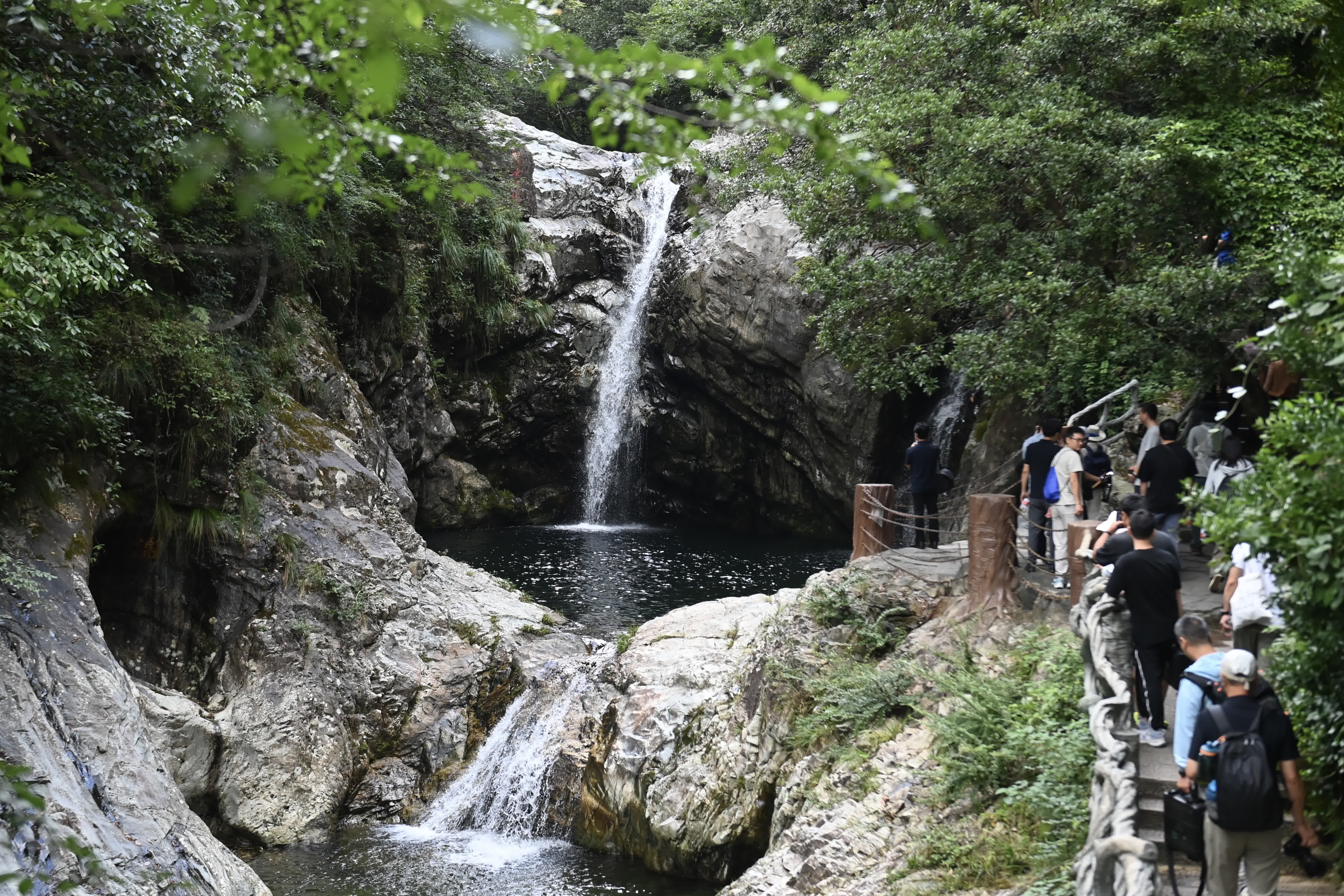 7月9日,在安徽省黃山市黃山區湯口鎮山岔村九龍瀑景區,遊客在山間親水遊玩。中新社 7月9日,在安徽省黃山市黃山區湯口鎮山岔村九龍瀑景區,遊客在山間親水遊玩。中新社