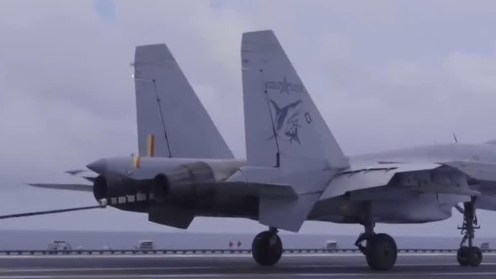 戰機如何安全平穩着艦？ 慢鏡頭帶你看明白它的獨門絕技