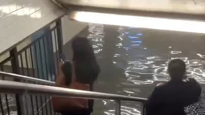 暴風雨襲擊美國東北地區　多地被淹　道路關閉
