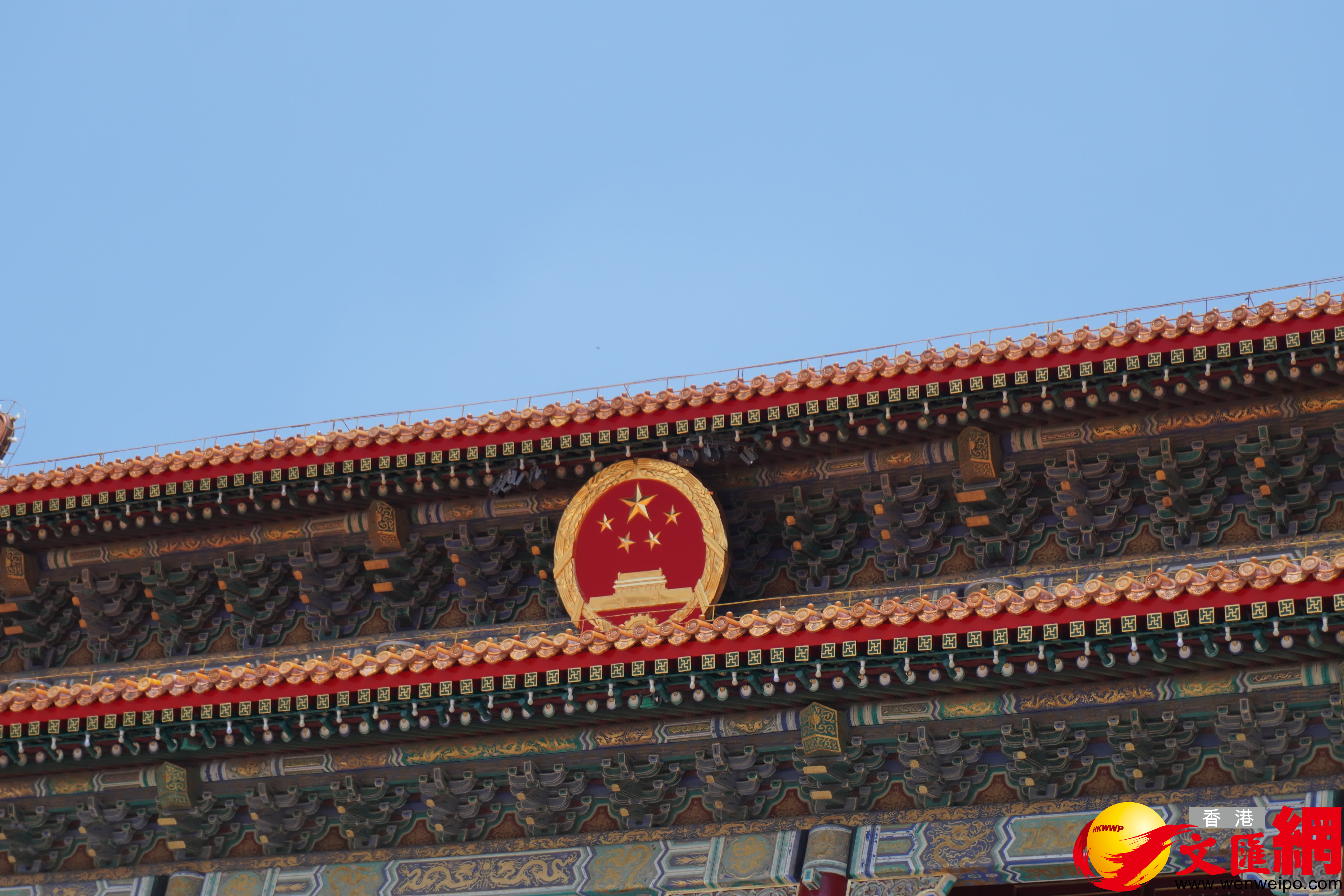 天安門城樓上的國徽熠熠生輝。（香港文匯網記者 馬曉芳 攝）