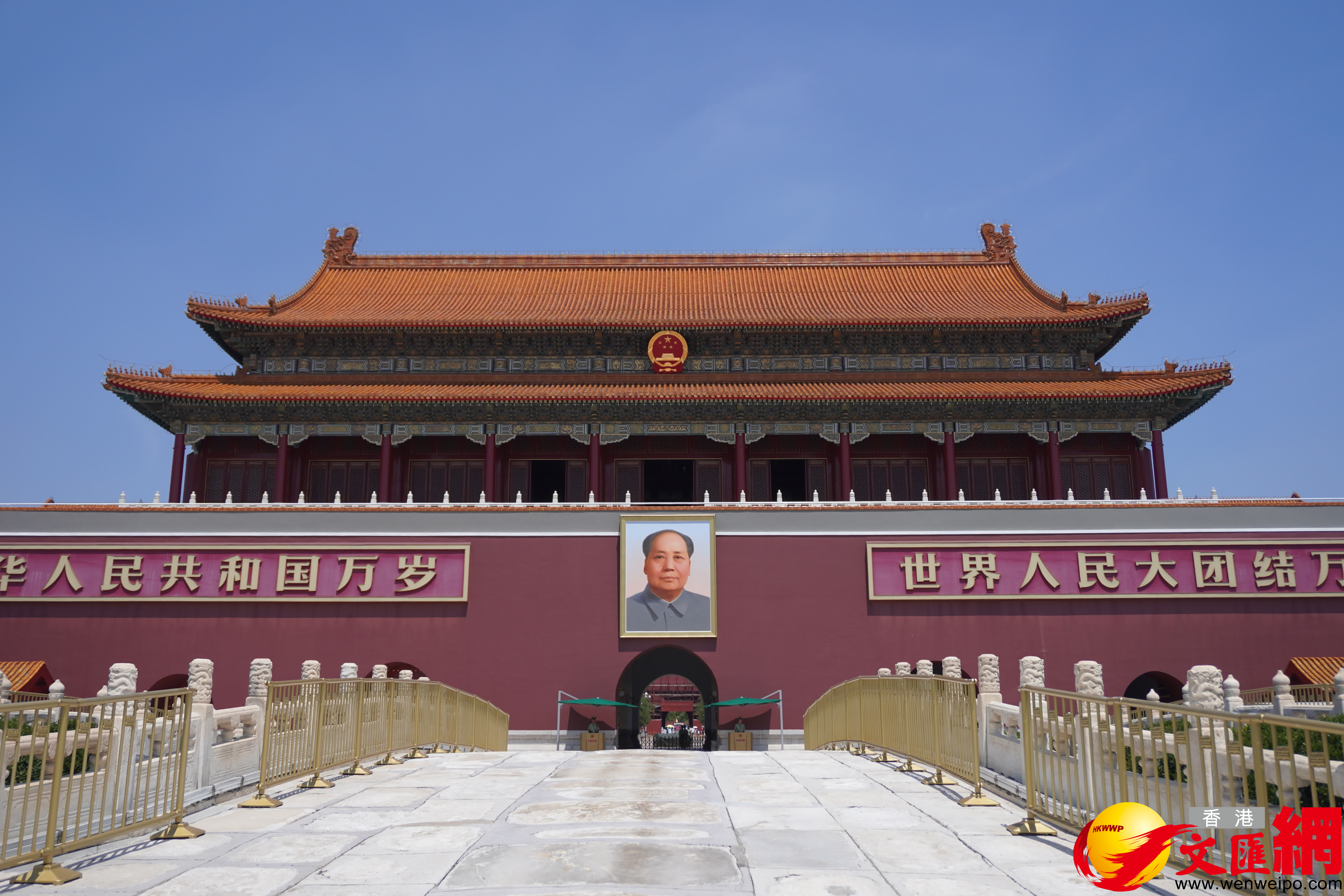 天安門城樓上的國徽熠熠生輝。（香港文匯網記者 馬曉芳 攝）