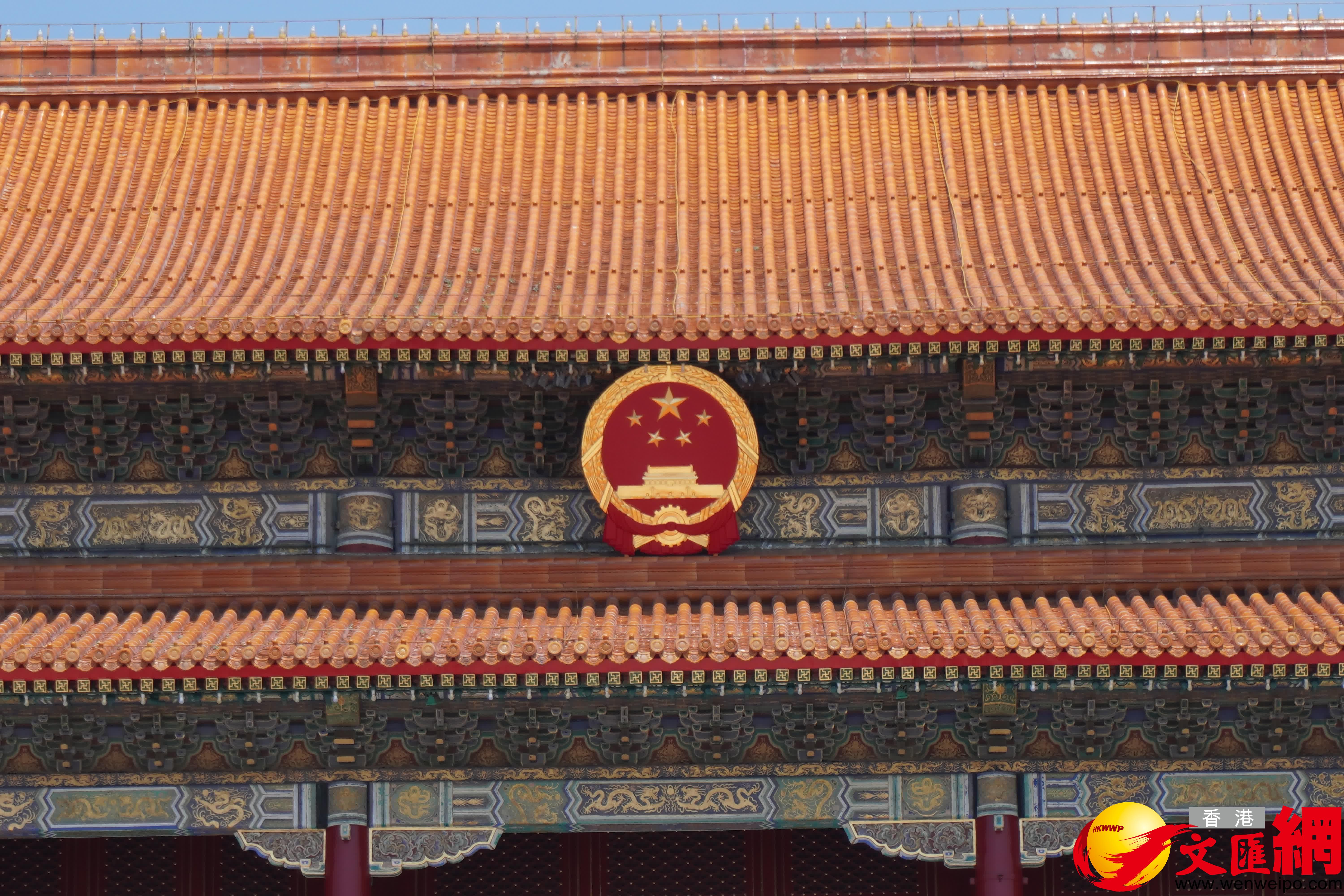 天安門城樓上的國徽熠熠生輝。（香港文匯網記者 馬曉芳 攝）