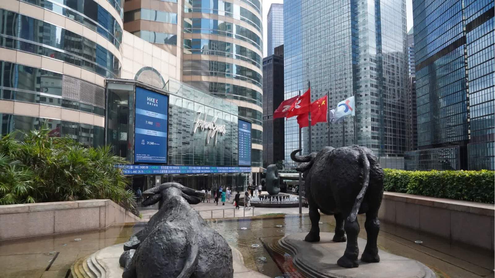 港股高收326點　升穿24800點