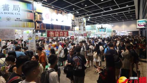 （多圖）「韋帕」迫近 書展反現人潮 市民冒雨拖車掃貨