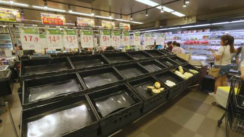 韋帕襲港│ 颱風逼近　市民外出購買生活所需