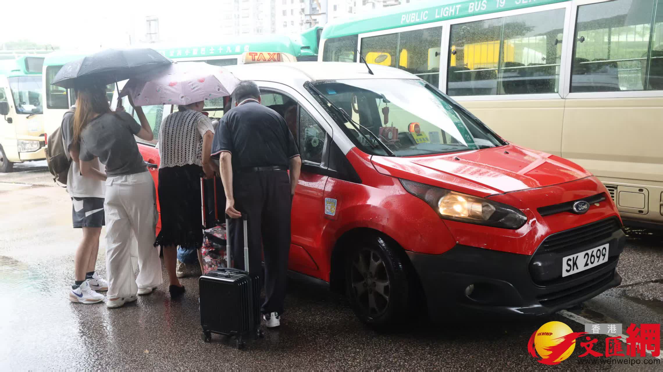每逢的士埋站落客均吸引大家上前問價(香港文匯報記者黃艾力 攝) 每逢的士埋站落客均吸引大家上前問價(香港文匯報記者黃艾力 攝)