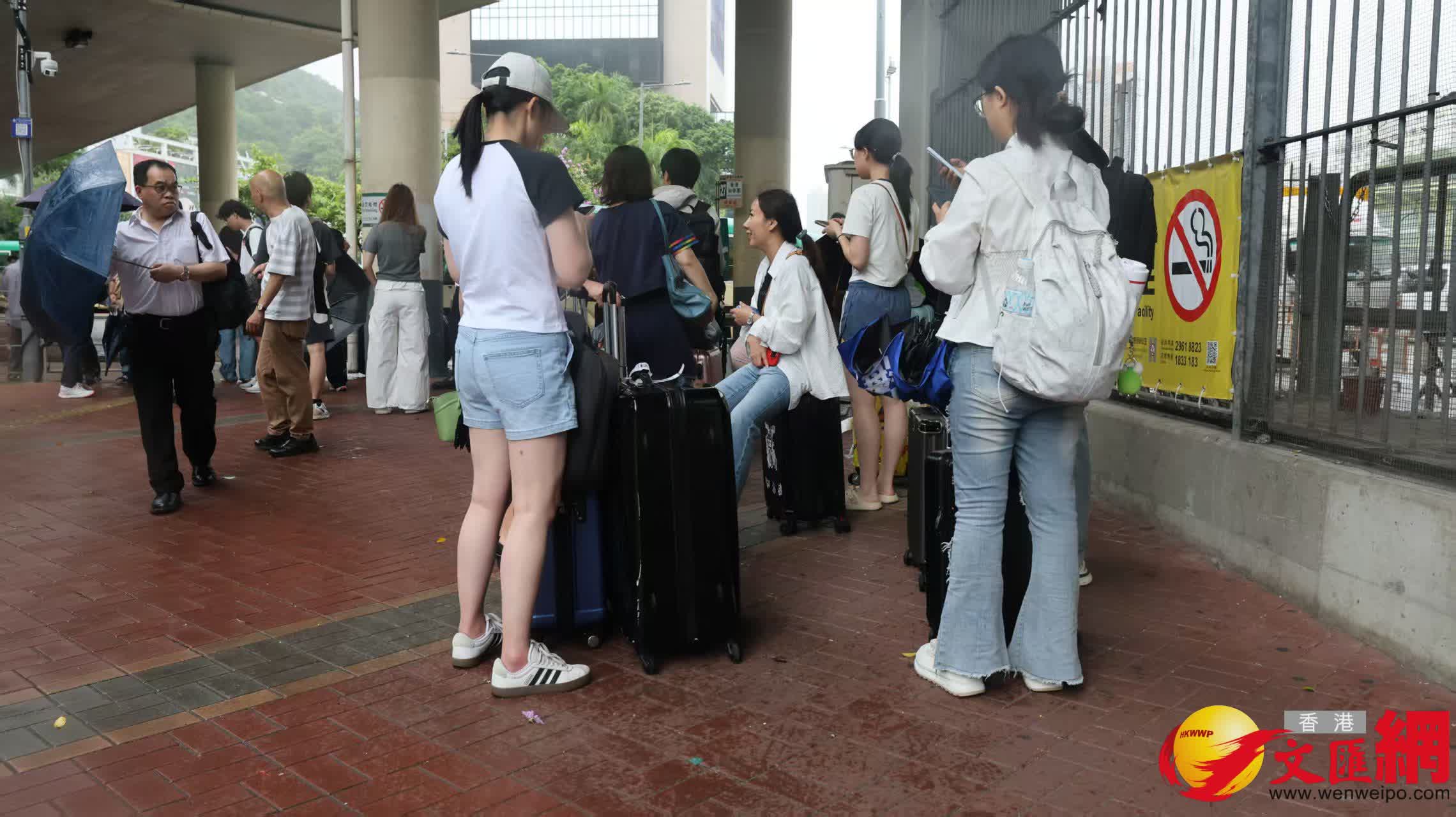 九號風球後部分乘客及旅客在沙田站外排頭村外滯留
(香港文匯報記者黃艾力 攝) 九號風球後部分乘客及旅客在沙田站外排頭村外滯留
(香港文匯報記者黃艾力 攝)