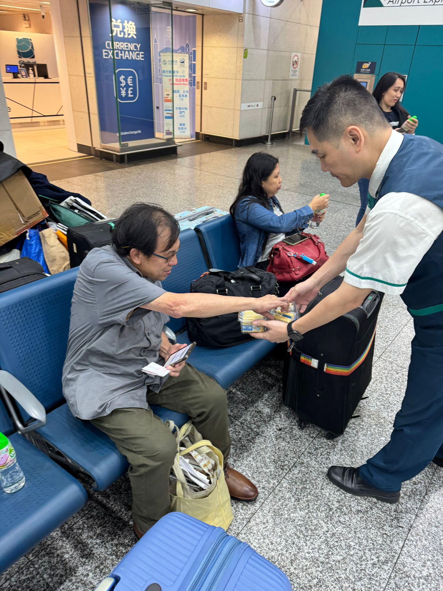 十號風球下堅守崗位的勞動者。(港鐵提供) 十號風球下堅守崗位的勞動者。(港鐵提供)