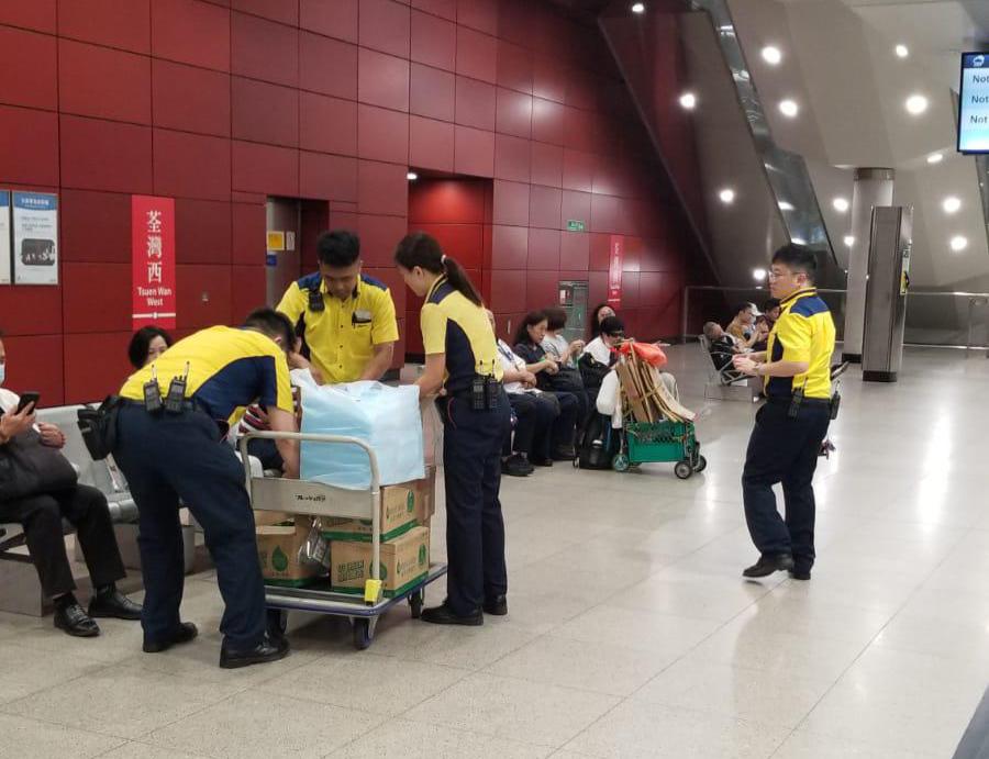 十號風球下堅守崗位的勞動者。(港鐵提供) 十號風球下堅守崗位的勞動者。(港鐵提供)