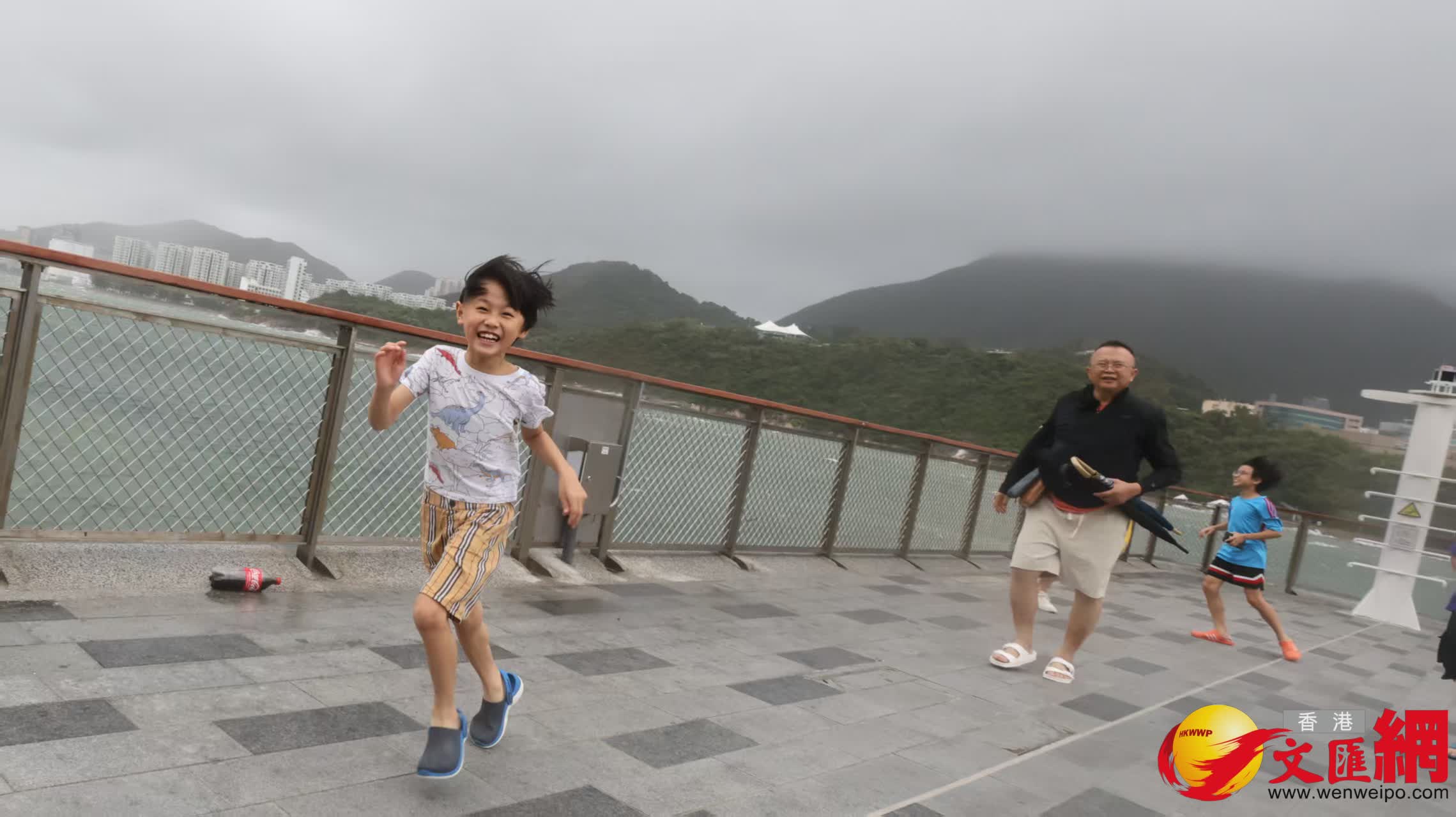 三家村十號風球情況。 (香港文匯報記者黃艾力 攝) 三家村十號風球情況。 (香港文匯報記者黃艾力 攝)
