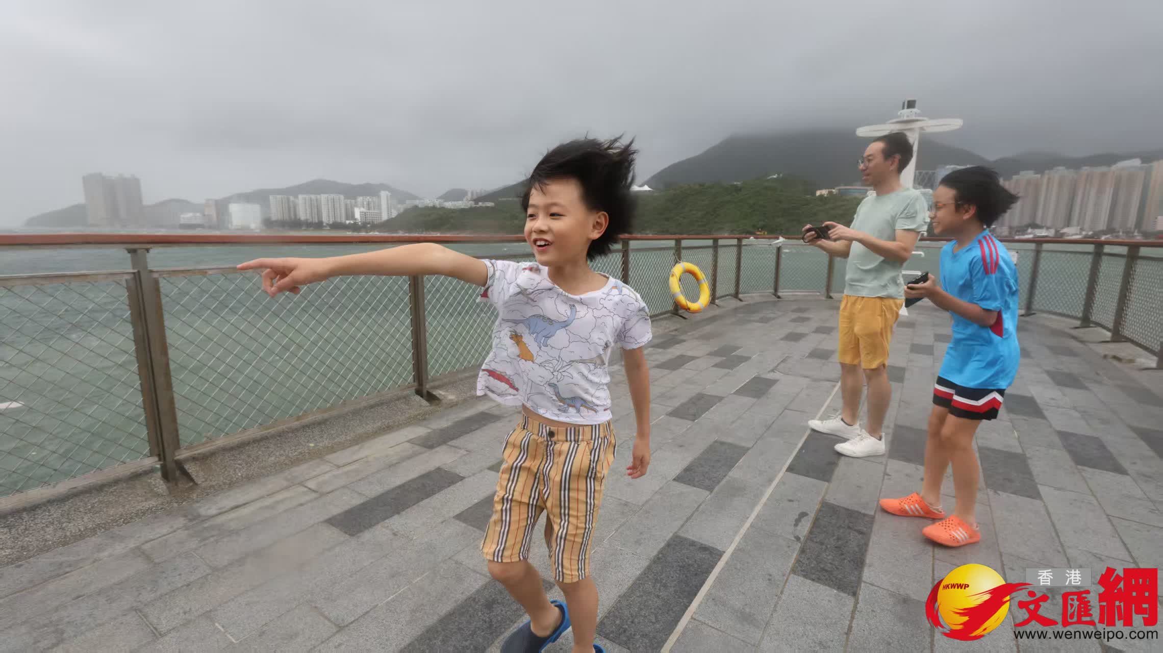 三家村十號風球情況。 (香港文匯報記者黃艾力 攝) 三家村十號風球情況。 (香港文匯報記者黃艾力 攝)