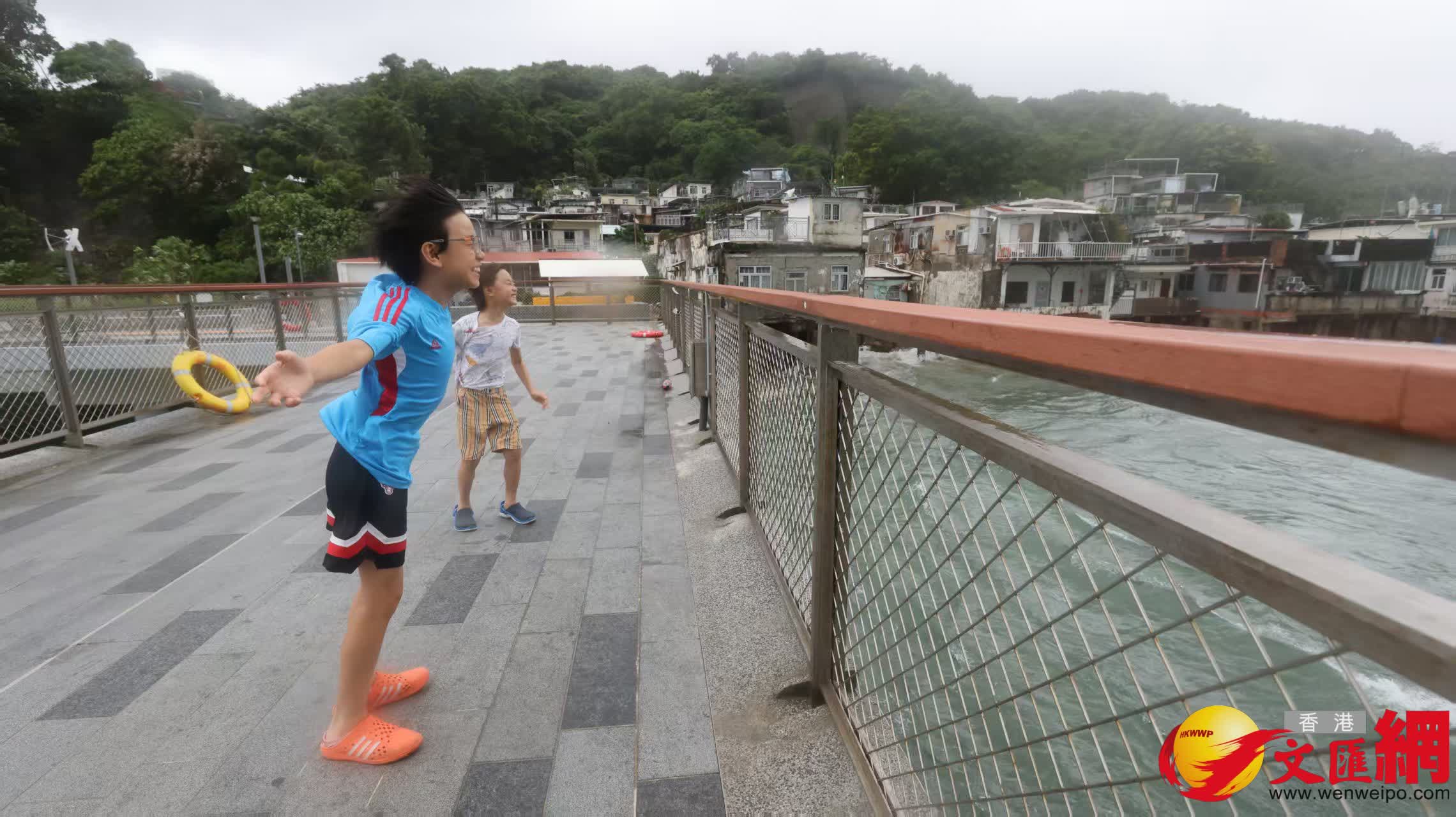 三家村十號風球情況。 (香港文匯報記者黃艾力 攝) 三家村十號風球情況。 (香港文匯報記者黃艾力 攝)