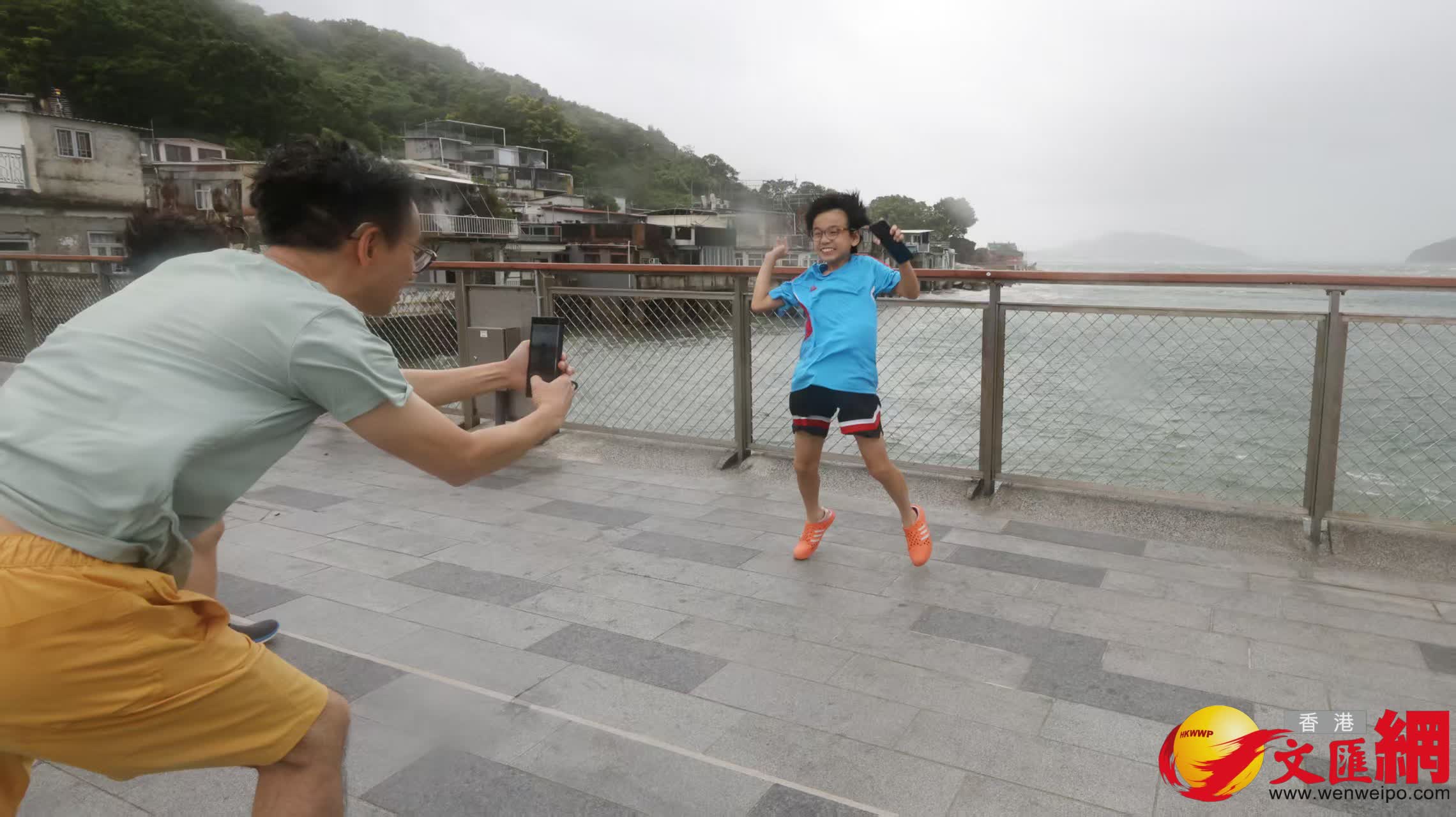 三家村十號風球情況。 (香港文匯報記者黃艾力 攝) 三家村十號風球情況。 (香港文匯報記者黃艾力 攝)