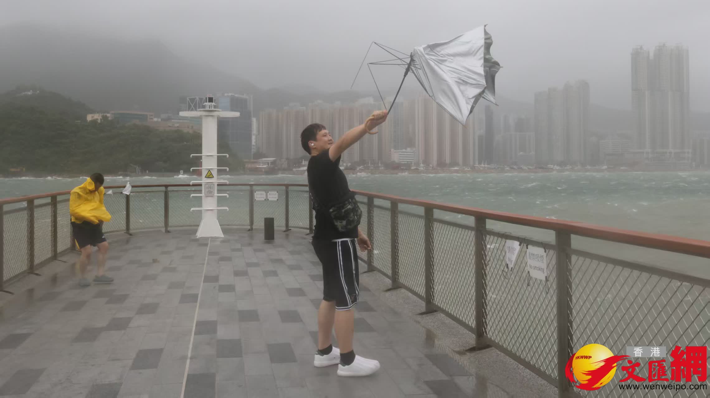 三家村十號風球情況。 (香港文匯報記者黃艾力 攝) 三家村十號風球情況。 (香港文匯報記者黃艾力 攝)
