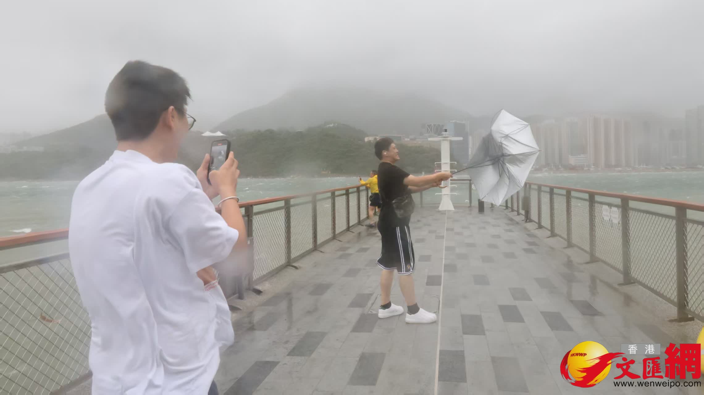 三家村十號風球情況。 (香港文匯報記者黃艾力 攝) 三家村十號風球情況。 (香港文匯報記者黃艾力 攝)