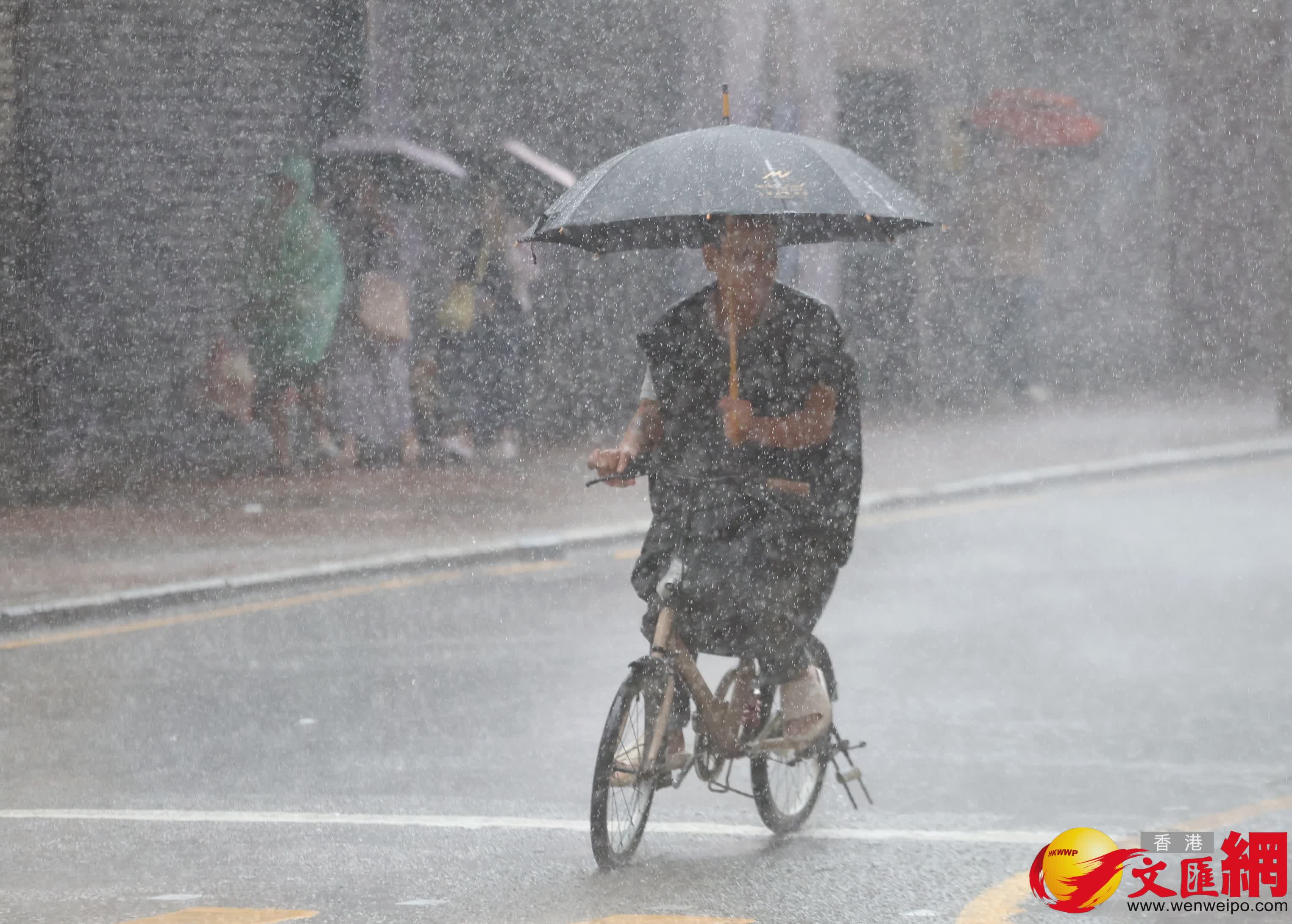 十號風球下的香港市面情況。 (香港文匯報記者郭木又 攝) 十號風球下的香港市面情況。 (香港文匯報記者郭木又 攝)