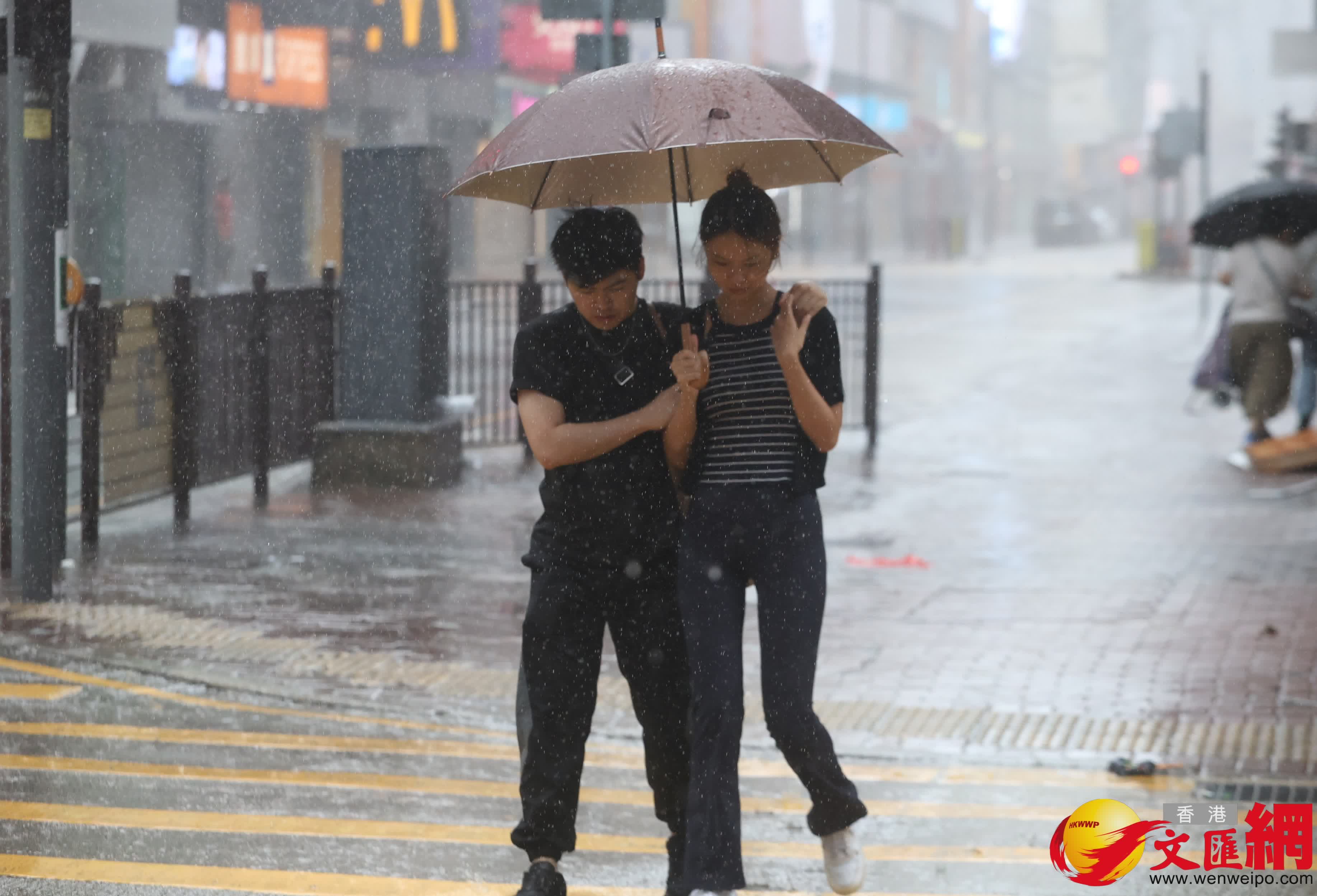 十號風球下的香港市面情況。 (香港文匯報記者郭木又 攝) 十號風球下的香港市面情況。 (香港文匯報記者郭木又 攝)