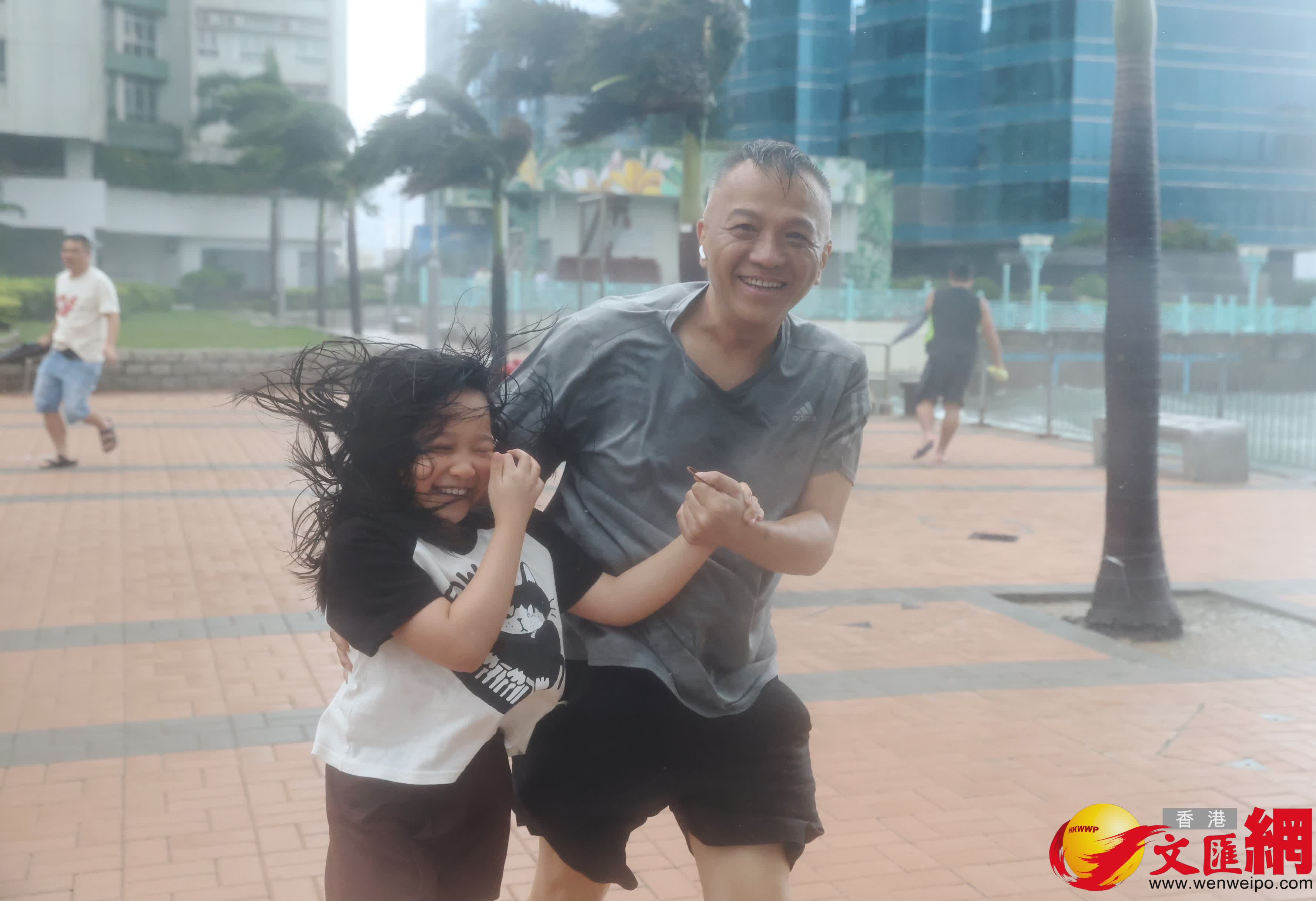十號風球下的香港市面情況。 (香港文匯報記者郭木又 攝) 十號風球下的香港市面情況。 (香港文匯報記者郭木又 攝)