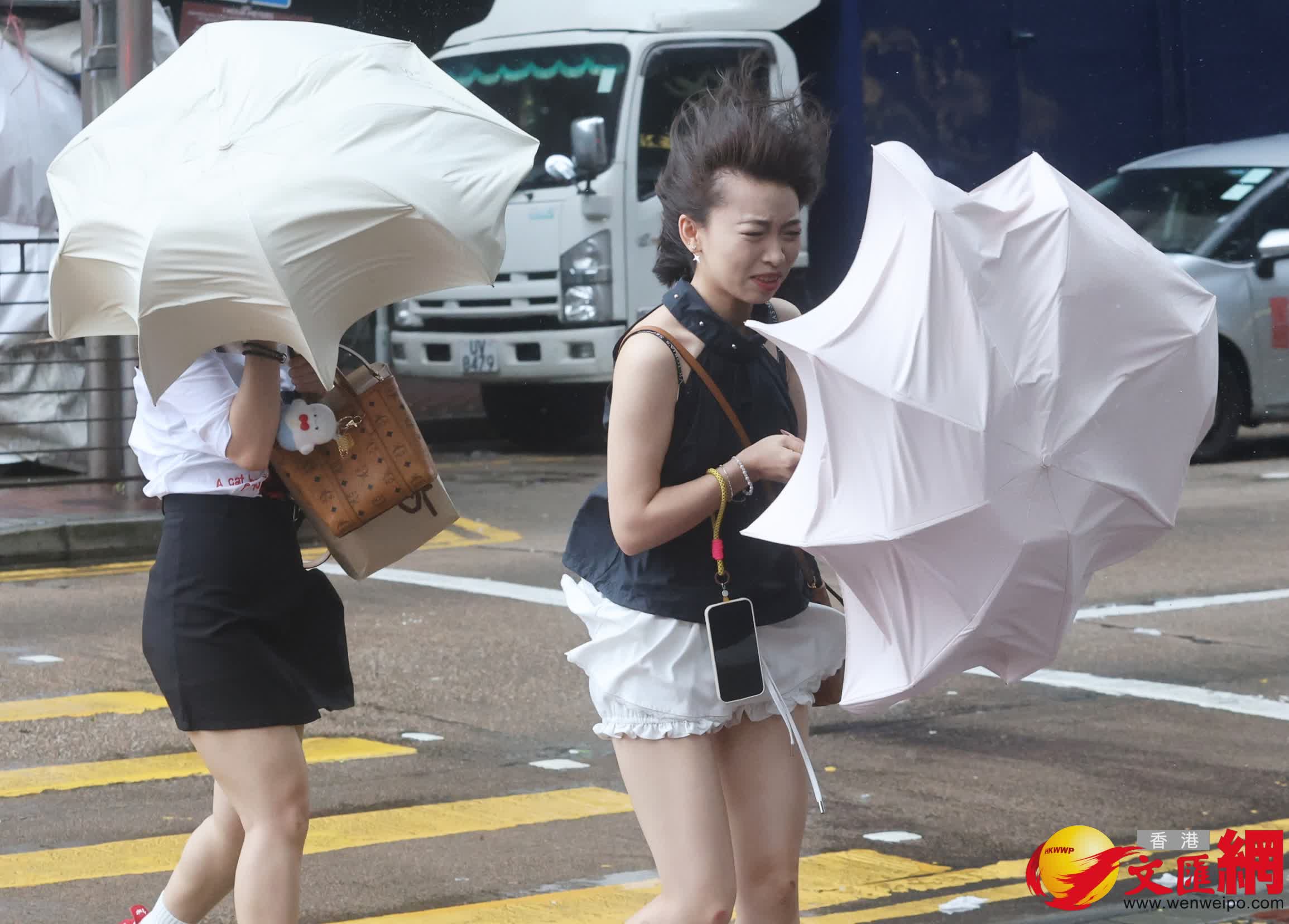 十號風球下的香港市面情況。 (香港文匯報記者郭木又 攝) 十號風球下的香港市面情況。 (香港文匯報記者郭木又 攝)