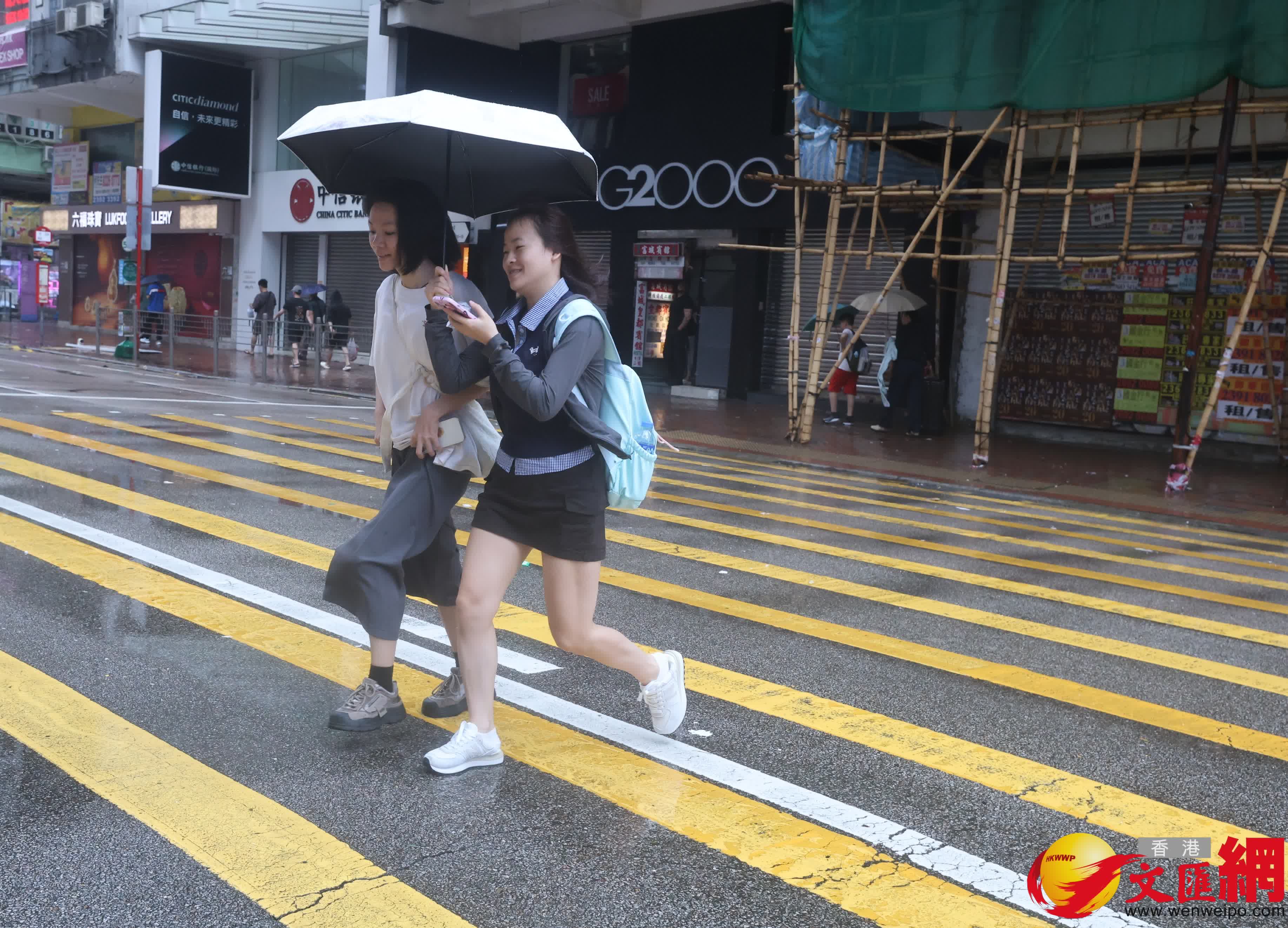 十號風球下的香港市面情況。 (香港文匯報記者郭木又 攝) 十號風球下的香港市面情況。 (香港文匯報記者郭木又 攝)