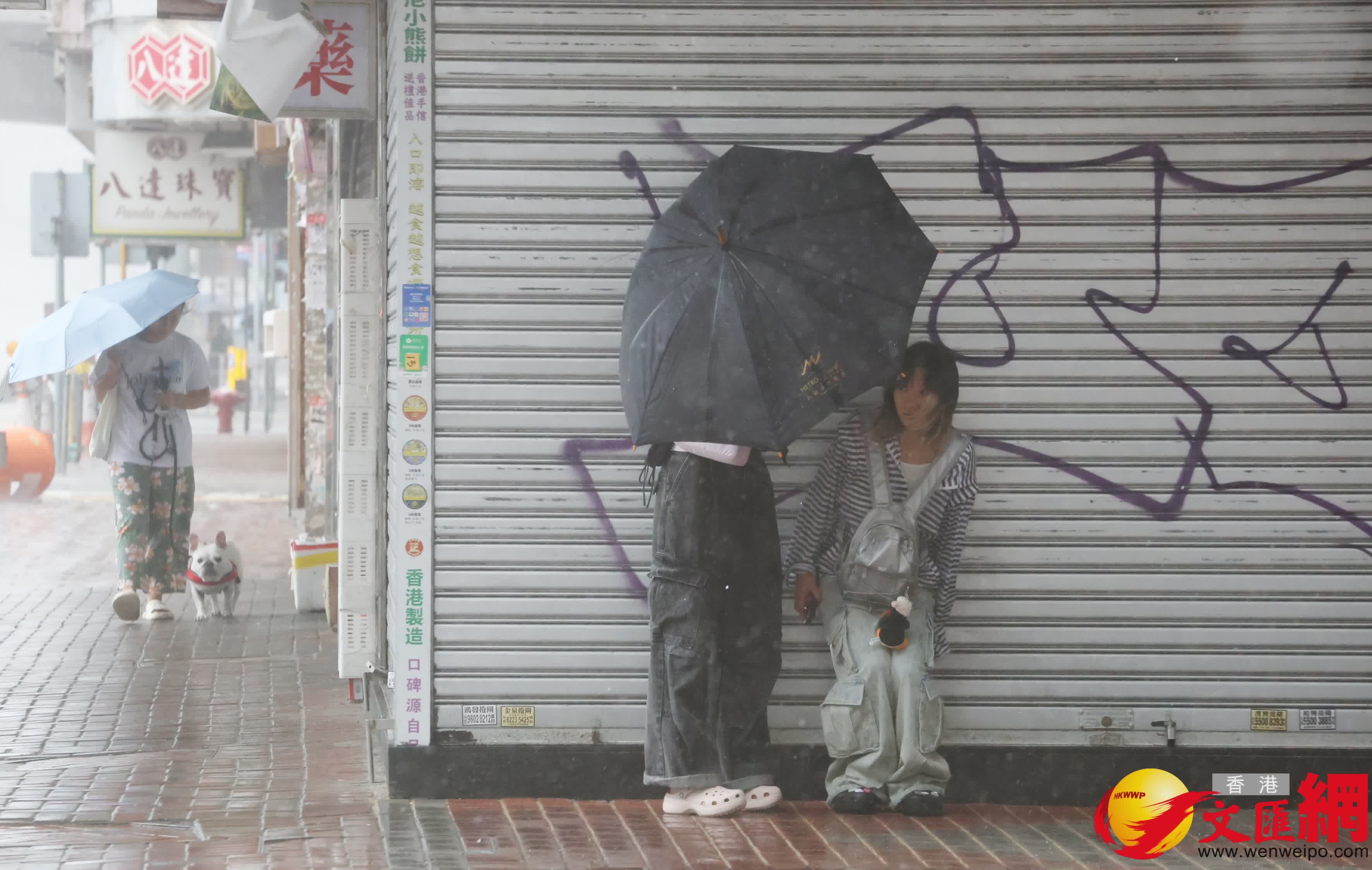 十號風球下的香港市面情況。 (香港文匯報記者郭木又 攝) 十號風球下的香港市面情況。 (香港文匯報記者郭木又 攝)