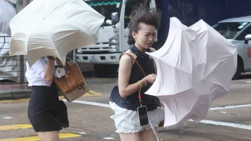 (多圖) 十號風球下的香港街頭 市民頂風前行