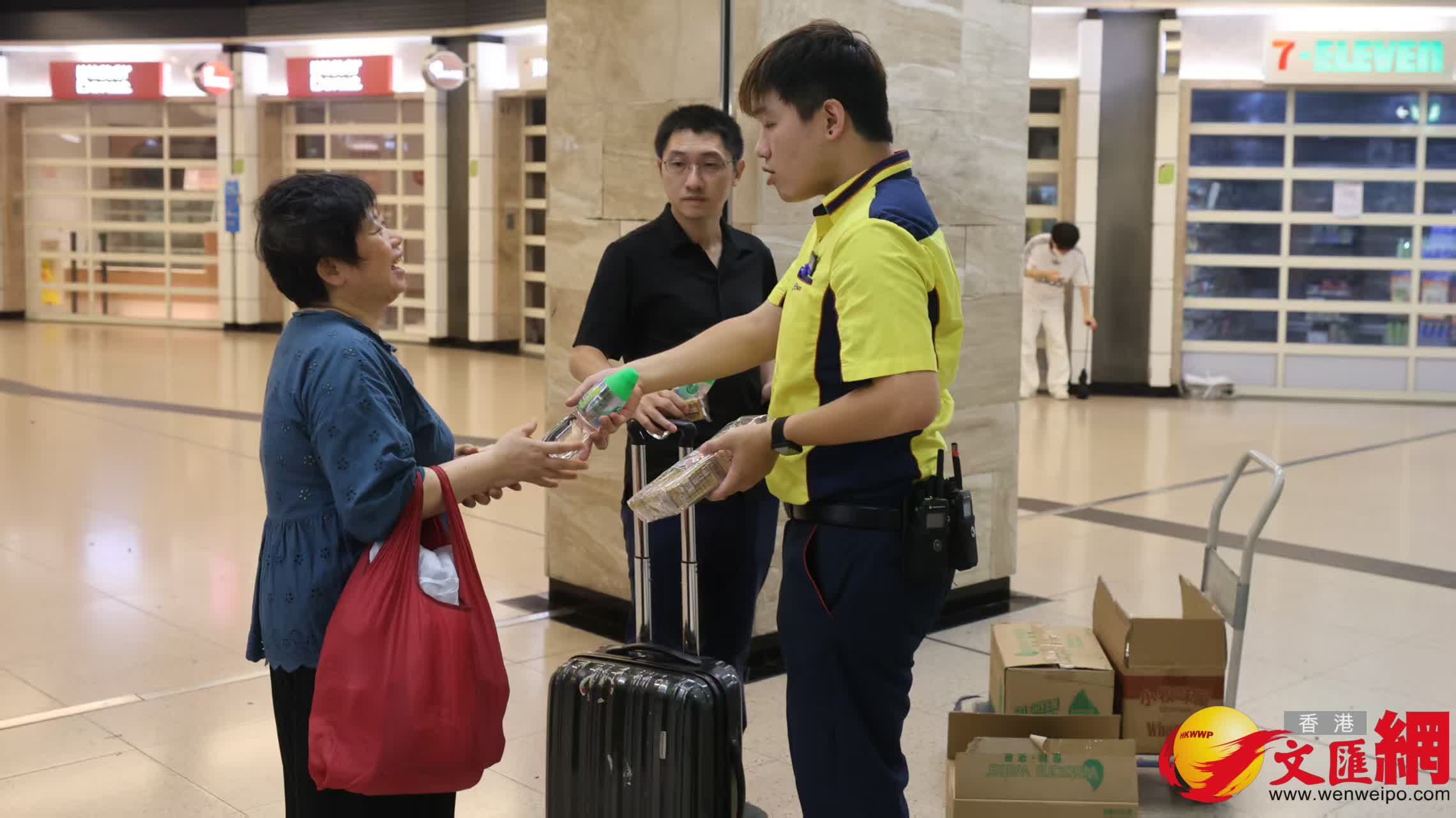十號風球下堅守崗位的勞動者。 (香港文匯報記者黃艾力 攝) 十號風球下堅守崗位的勞動者。 (香港文匯報記者黃艾力 攝)