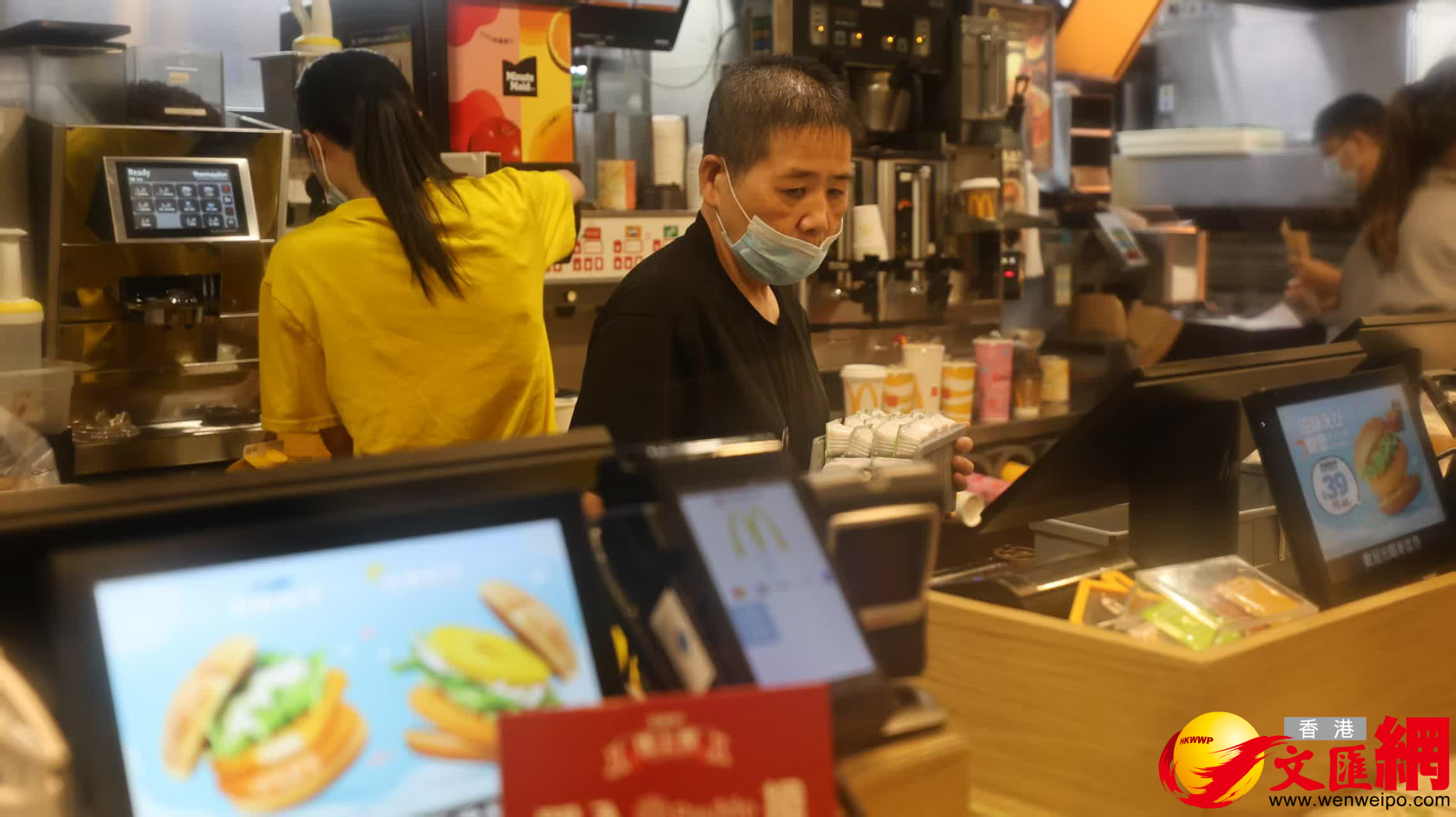 十號風球下堅守崗位的勞動者。(香港文匯報記者黃艾力 攝) 十號風球下堅守崗位的勞動者。(香港文匯報記者黃艾力 攝)