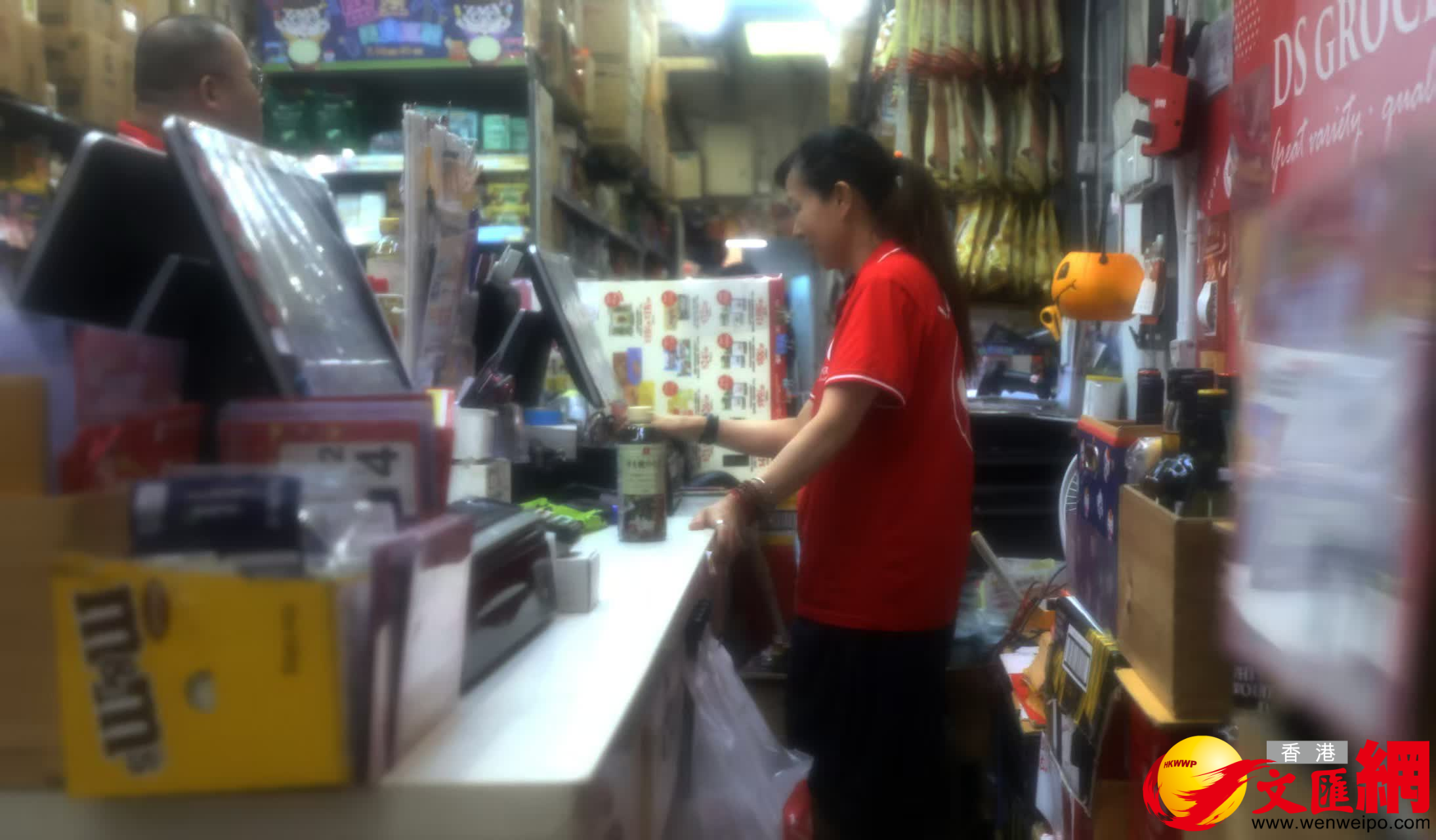 十號風球下堅守崗位的勞動者。(香港文匯報記者黃艾力 攝) 十號風球下堅守崗位的勞動者。(香港文匯報記者黃艾力 攝)