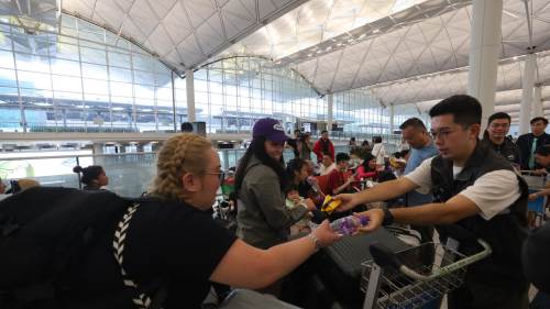 香港機場航班逐漸恢復正常　機管局派發水及乾糧給滯留旅客