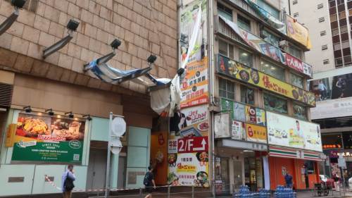 韋帕襲港│（有片）旺角山東街有大型廣告橫額被吹毁