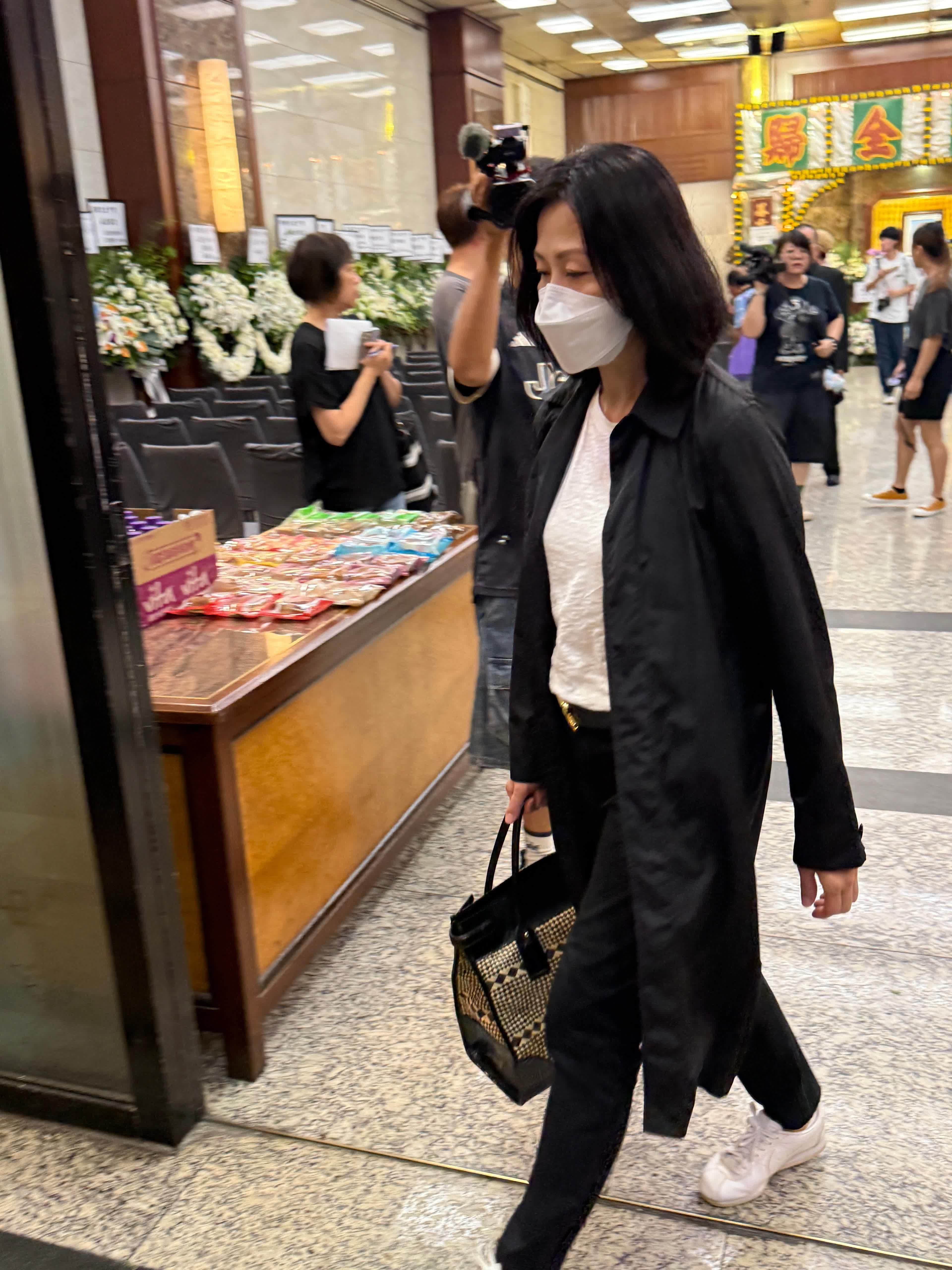 周驄設靈 羅蘭陳慧珊到場致哀 鍾志光難忘前輩病床上講波 - 娛樂 - 香港文匯報