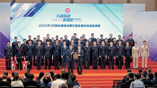 （有片）兩團隊榮登「行政長官表揚榜」！李家超讚為公務員團隊樹立典範