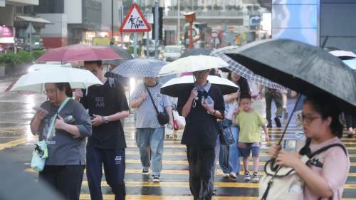 （圖集）暴雨持續　市民冒雨出行